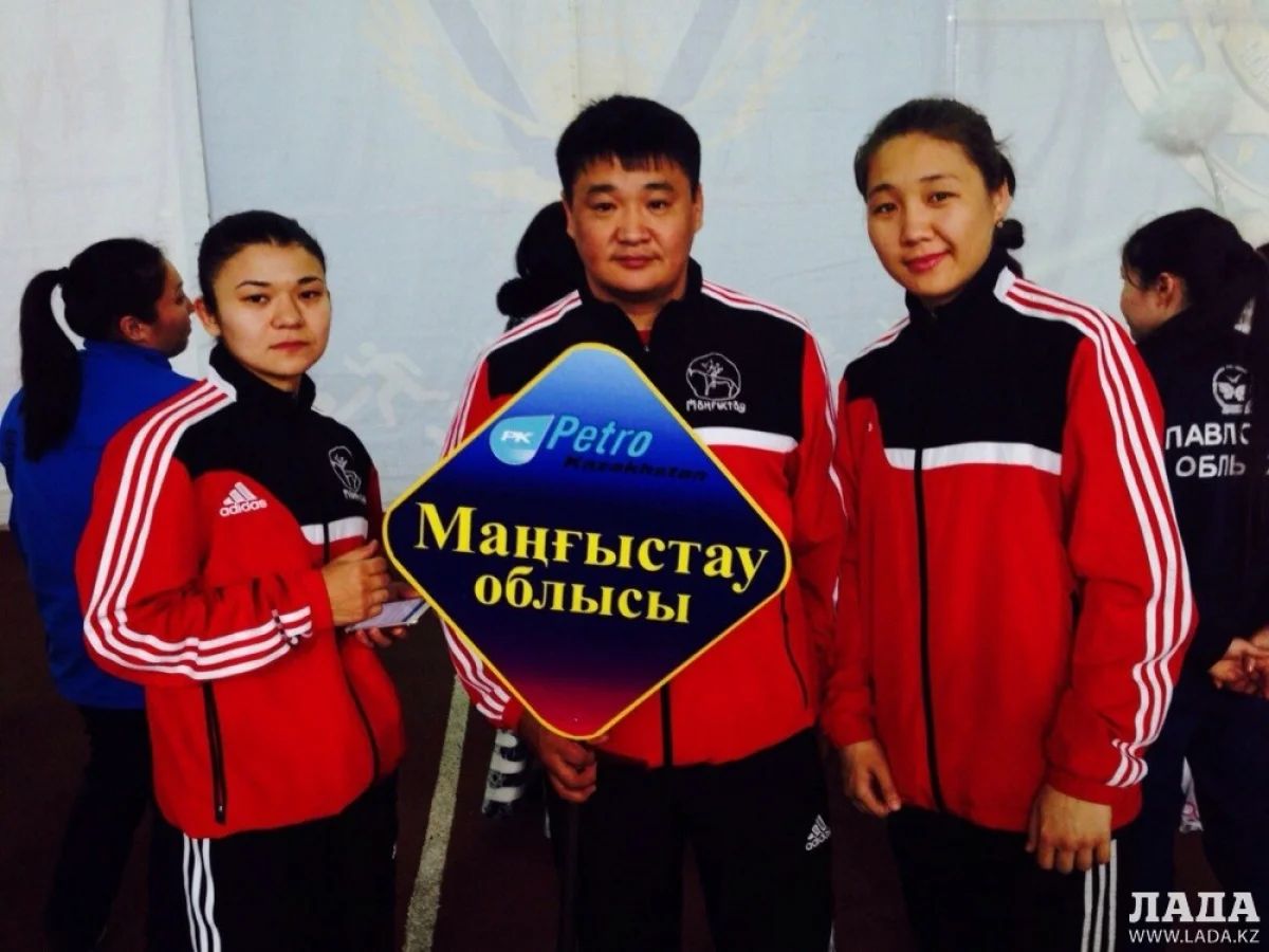 Актауские спортсменки с тренером Жарасом Калимовым. Фото федерации бокса