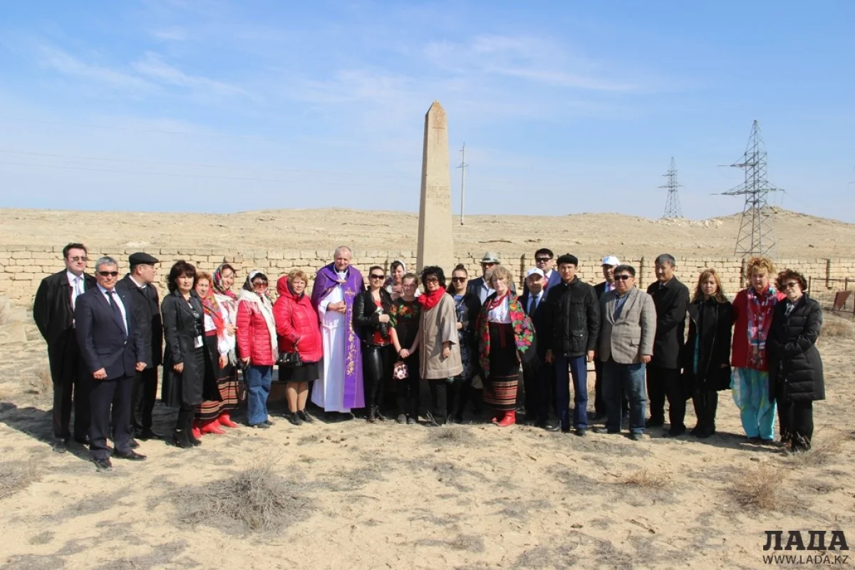 Участники презентации у австрийской стелы. Фото предоставлено Н.Задерецкой