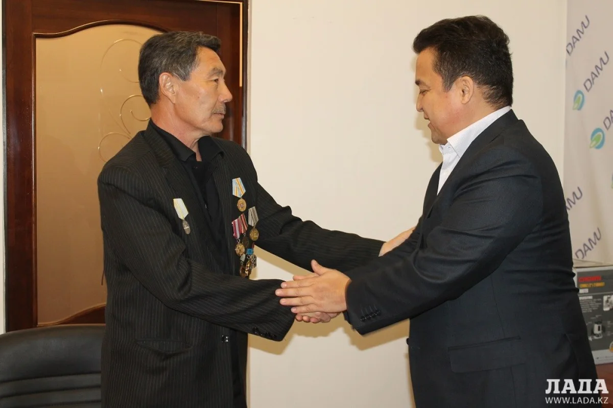 Среди участников программы ветеран Афганской войны Муратбай Оразов. Фото автора||news_pic_more|<!--TBegin--><a href="https://img.lada.kz/2015-04/1429259787_img_3063.jpg" onclick="return hs.expand(this)" ><img align="left" src="https://img.lada.kz/2015-04/thumbs/1429259787_img_3063.jpg" alt='Фонд «Даму» и компания «КазАзот» оказали поддержку трем предпринимателям с ограниченными возможностями' title='Фонд «Даму» и компания «КазАзот» оказали поддержку трем предпринимателям с ограниченными возможностями'  /></a><!--TEnd--><br /><!--TBegin--><a href="https://img.lada.kz/2015-04/1429259753_img_3065.jpg" onclick="return hs.expand(this)" ><img align="left" src="https://img.lada.kz/2015-04/thumbs/1429259753_img_3065.jpg" alt='Фонд «Даму» и компания «КазАзот» оказали поддержку трем предпринимателям с ограниченными возможностями' title='Фонд «Даму» и компания «КазАзот» оказали поддержку трем предпринимателям с ограниченными возможностями'  /></a><!--TEnd--><br /><!--TBegin--><a href="https://img.lada.kz/2015-04/1429259776_img_3081.jpg" onclick="return hs.expand(this)" ><img align="left" src="https://img.lada.kz/2015-04/thumbs/1429259776_img_3081.jpg" alt='Фонд «Даму» и компания «КазАзот» оказали поддержку трем предпринимателям с ограниченными возможностями' title='Фонд «Даму» и компания «КазАзот» оказали поддержку трем предпринимателям с ограниченными возможностями'  /></a><!--TEnd--><br /><!--TBegin--><a href="https://img.lada.kz/2015-04/1429259832_img_3094.jpg" onclick="return hs.expand(this)" ><img align="left" src="https://img.lada.kz/2015-04/thumbs/1429259832_img_3094.jpg" alt='Фонд «Даму» и компания «КазАзот» оказали поддержку трем предпринимателям с ограниченными возможностями' title='Фонд «Даму» и компания «КазАзот» оказали поддержку трем предпринимателям с ограниченными возможностями'  /></a><!--TEnd--><br /><!--TBegin--><a href="https://img.lada.kz/2015-04/1429259763_img_3104.jpg" onclick="return hs.expand(this)" ><img align="left" src="https://img.lada.kz/2015-04/thumbs/1429259763_img_3104.jpg" alt='Фонд «Даму» и компания «КазАзот» оказали поддержку трем предпринимателям с ограниченными возможностями' title='Фонд «Даму» и компания «КазАзот» оказали поддержку трем предпринимателям с ограниченными возможностями'  /></a><!--TEnd--><br /><!--TBegin--><a href="https://img.lada.kz/2015-04/1429259774_img_3119.jpg" onclick="return hs.expand(this)" ><img align="left" src="https://img.lada.kz/2015-04/thumbs/1429259774_img_3119.jpg" alt='Фонд «Даму» и компания «КазАзот» оказали поддержку трем предпринимателям с ограниченными возможностями' title='Фонд «Даму» и компания «КазАзот» оказали поддержку трем предпринимателям с ограниченными возможностями'  /></a><!--TEnd--><br /><!--TBegin--><a href="https://img.lada.kz/2015-04/1429259808_img_6745.jpg" onclick="return hs.expand(this)" ><img align="left" src="https://img.lada.kz/2015-04/thumbs/1429259808_img_6745.jpg" alt='Фонд «Даму» и компания «КазАзот» оказали поддержку трем предпринимателям с ограниченными возможностями' title='Фонд «Даму» и компания «КазАзот» оказали поддержку трем предпринимателям с ограниченными возможностями'  /></a><!--TEnd--><br /><!--TBegin--><a href="https://img.lada.kz/2015-04/1429259810_img_6783.jpg" onclick="return hs.expand(this)" ><img align="left" src="https://img.lada.kz/2015-04/thumbs/1429259810_img_6783.jpg" alt='Фонд «Даму» и компания «КазАзот» оказали поддержку трем предпринимателям с ограниченными возможностями' title='Фонд «Даму» и компания «КазАзот» оказали поддержку трем предпринимателям с ограниченными возможностями'  /></a><!--TEnd-->