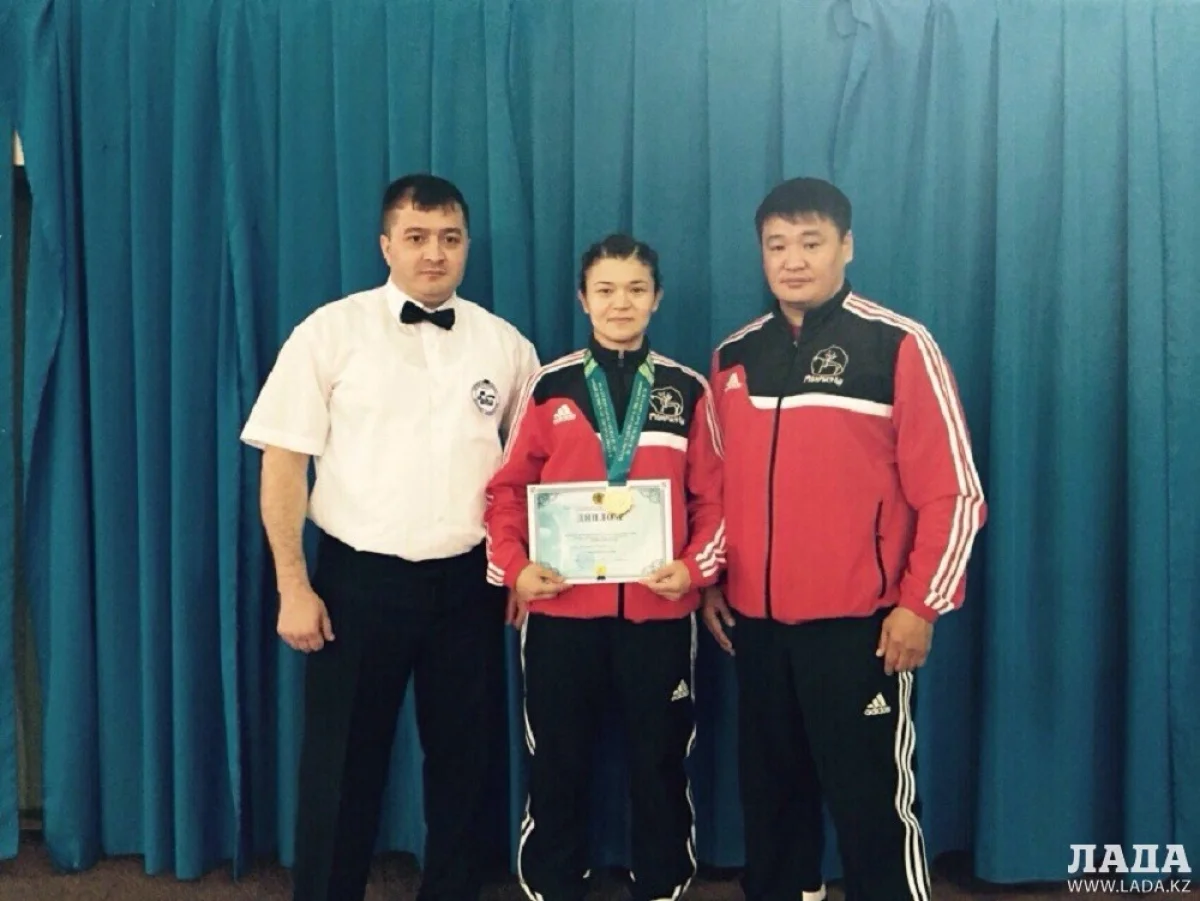 Судья Руслан Бибуев, Жанна Баскаева и тренер Жарас Калимов. Фото предоставил Аскар Агатаев||news_pic_more|<!--TBegin--><a href="https://img.lada.kz/2015-04/1429357934_image.jpg" onclick="return hs.expand(this)" ><img align="left" src="https://img.lada.kz/2015-04/thumbs/1429357934_image.jpg" alt='Спортсменка из Актау Жанна Баскаева стала двукратной чемпионкой Казахстана по боксу' title='Спортсменка из Актау Жанна Баскаева стала двукратной чемпионкой Казахстана по боксу'  /></a><!--TEnd--><br /><!--TBegin--><a href="https://img.lada.kz/2015-04/1429357954_img-20150418-wa0007.jpg" onclick="return hs.expand(this)" ><img align="left" src="https://img.lada.kz/2015-04/thumbs/1429357954_img-20150418-wa0007.jpg" alt='Спортсменка из Актау Жанна Баскаева стала двукратной чемпионкой Казахстана по боксу' title='Спортсменка из Актау Жанна Баскаева стала двукратной чемпионкой Казахстана по боксу'  /></a><!--TEnd--><br /><!--TBegin--><a href="https://img.lada.kz/2015-04/1429357932_img-20150418-wa0008.jpg" onclick="return hs.expand(this)" ><img align="left" src="https://img.lada.kz/2015-04/thumbs/1429357932_img-20150418-wa0008.jpg" alt='Спортсменка из Актау Жанна Баскаева стала двукратной чемпионкой Казахстана по боксу' title='Спортсменка из Актау Жанна Баскаева стала двукратной чемпионкой Казахстана по боксу'  /></a><!--TEnd-->