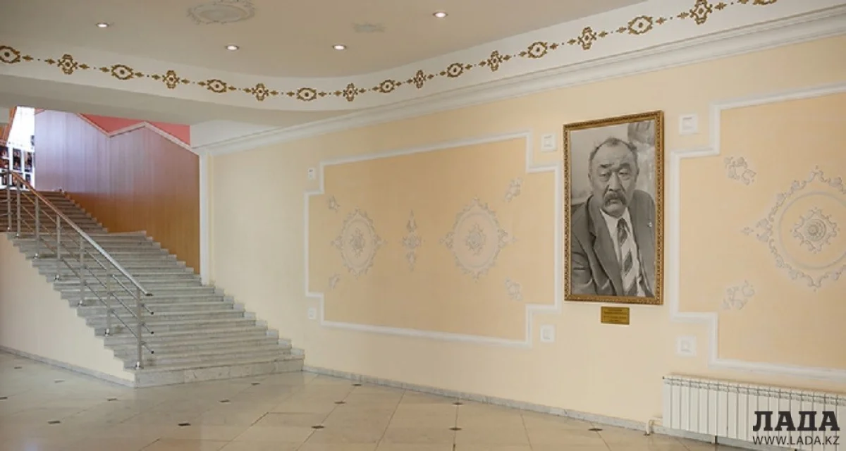 В холле драматического театра Актау