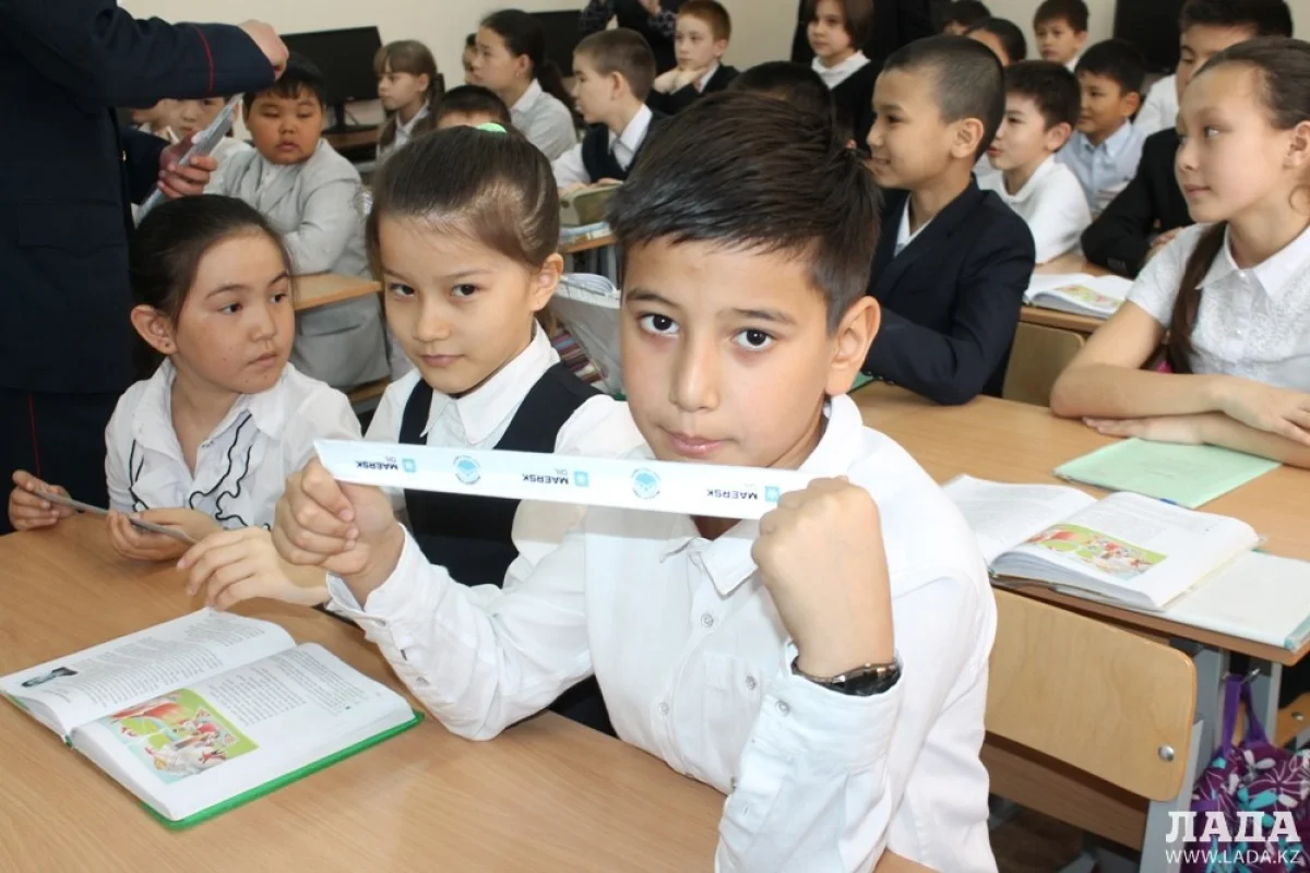 Многие школьники просили браслеты и для своих младших сестер и братьев. Фото автора||news_pic_more|<!--TBegin--><a href="https://img.lada.kz/2015-04/1429567283_2.jpg" onclick="return hs.expand(this)" ><img align="left" src="https://img.lada.kz/2015-04/thumbs/1429567283_2.jpg" alt='В Актау продолжают вручать школьникам бесплатные светоотражающие браслеты' title='В Актау продолжают вручать школьникам бесплатные светоотражающие браслеты'  /></a><!--TEnd--><br /><!--TBegin--><a href="https://img.lada.kz/2015-04/1429567364_3.jpg" onclick="return hs.expand(this)" ><img align="left" src="https://img.lada.kz/2015-04/thumbs/1429567364_3.jpg" alt='В Актау продолжают вручать школьникам бесплатные светоотражающие браслеты' title='В Актау продолжают вручать школьникам бесплатные светоотражающие браслеты'  /></a><!--TEnd--><br /><!--TBegin--><a href="https://img.lada.kz/2015-04/1429567368_4.jpg" onclick="return hs.expand(this)" ><img align="left" src="https://img.lada.kz/2015-04/thumbs/1429567368_4.jpg" alt='В Актау продолжают вручать школьникам бесплатные светоотражающие браслеты' title='В Актау продолжают вручать школьникам бесплатные светоотражающие браслеты'  /></a><!--TEnd--><br /><!--TBegin--><a href="https://img.lada.kz/2015-04/1429567345_5.jpg" onclick="return hs.expand(this)" ><img align="left" src="https://img.lada.kz/2015-04/thumbs/1429567345_5.jpg" alt='В Актау продолжают вручать школьникам бесплатные светоотражающие браслеты' title='В Актау продолжают вручать школьникам бесплатные светоотражающие браслеты'  /></a><!--TEnd--><br /><!--TBegin--><a href="https://img.lada.kz/2015-04/1429567290_6.jpg" onclick="return hs.expand(this)" ><img align="left" src="https://img.lada.kz/2015-04/thumbs/1429567290_6.jpg" alt='В Актау продолжают вручать школьникам бесплатные светоотражающие браслеты' title='В Актау продолжают вручать школьникам бесплатные светоотражающие браслеты'  /></a><!--TEnd--><br /><!--TBegin--><a href="https://img.lada.kz/2015-04/1429567275_7.jpg" onclick="return hs.expand(this)" ><img align="left" src="https://img.lada.kz/2015-04/thumbs/1429567275_7.jpg" alt='В Актау продолжают вручать школьникам бесплатные светоотражающие браслеты' title='В Актау продолжают вручать школьникам бесплатные светоотражающие браслеты'  /></a><!--TEnd--><br /><!--TBegin--><a href="https://img.lada.kz/2015-04/1429567323_8.jpg" onclick="return hs.expand(this)" ><img align="left" src="https://img.lada.kz/2015-04/thumbs/1429567323_8.jpg" alt='В Актау продолжают вручать школьникам бесплатные светоотражающие браслеты' title='В Актау продолжают вручать школьникам бесплатные светоотражающие браслеты'  /></a><!--TEnd-->