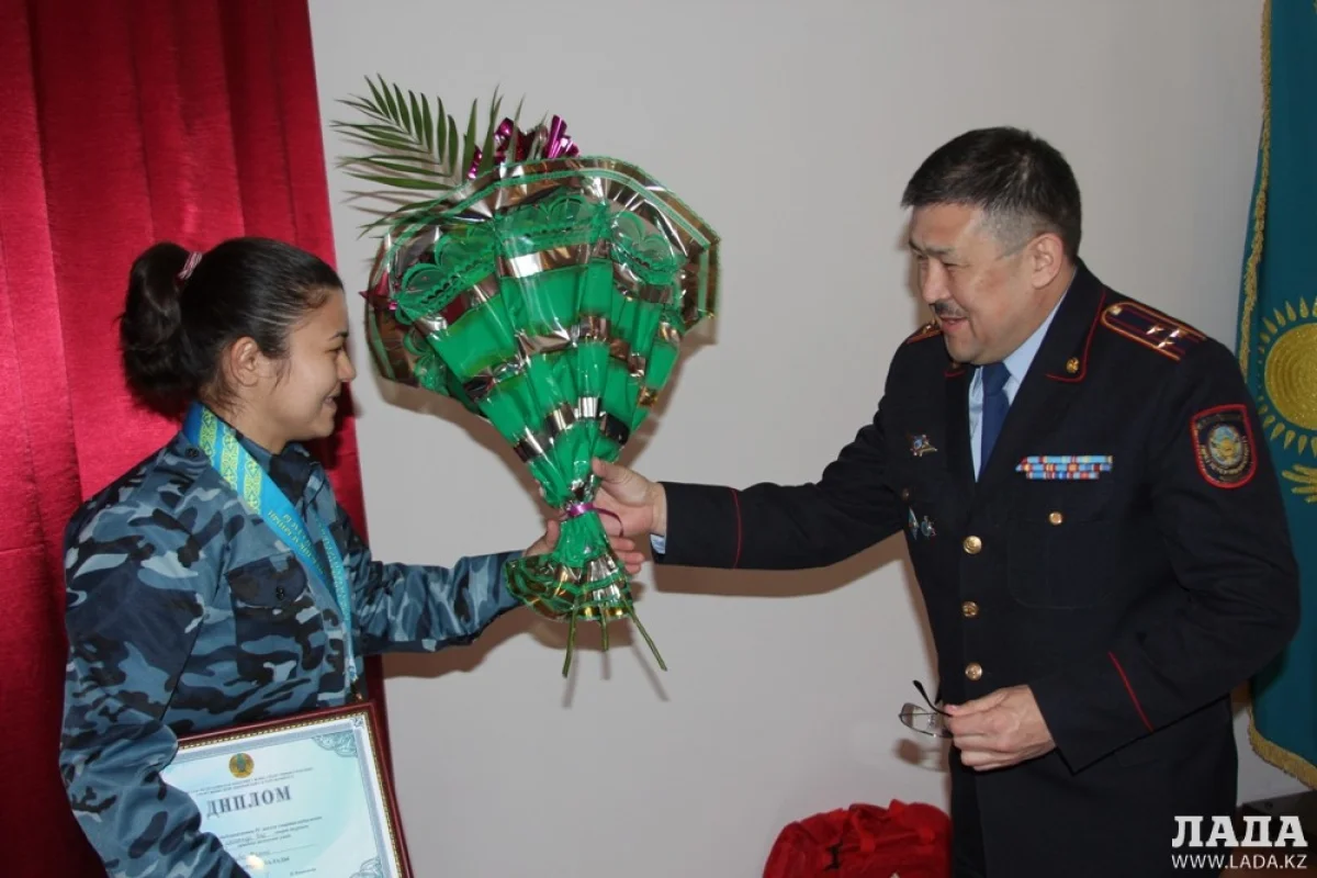 Главный полицейский области поздравляет чемпионку. Фото Азамата Сарсенбаева||news_pic_more|<!--TBegin--><a href="https://img.lada.kz/2015-04/1429909334_img_5920.jpg" onclick="return hs.expand(this)" ><img align="left" src="https://img.lada.kz/2015-04/thumbs/1429909334_img_5920.jpg" alt='Глава мангистауской полиции поздравил двукратную чемпионку по боксу Жанну Баскаеву со спортивным достижением' title='Глава мангистауской полиции поздравил двукратную чемпионку по боксу Жанну Баскаеву со спортивным достижением'  /></a><!--TEnd-->