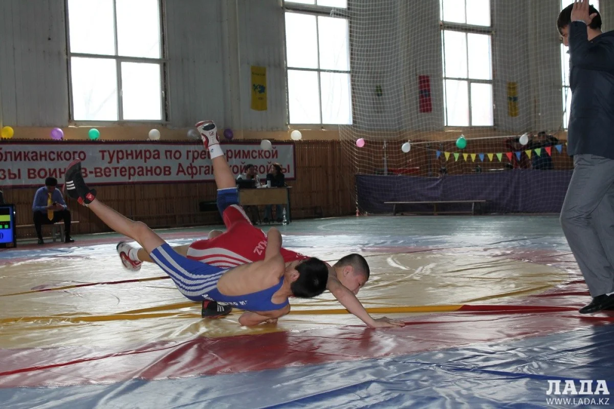 Один из поединков актауских спортсменов. Фото Саламата Абишева||news_pic_more|<!--TBegin--><a href="https://img.lada.kz/2015-04/1430032836_img_5596.jpg" onclick="return hs.expand(this)" ><img align="left" src="https://img.lada.kz/2015-04/thumbs/1430032836_img_5596.jpg" alt='Актауские спортсмены привезли две бронзовые медали с республиканского турнира по греко-римской борьбе' title='Актауские спортсмены привезли две бронзовые медали с республиканского турнира по греко-римской борьбе'  /></a><!--TEnd--><br /><!--TBegin--><a href="https://img.lada.kz/2015-04/1430032786_img_5603.jpg" onclick="return hs.expand(this)" ><img align="left" src="https://img.lada.kz/2015-04/thumbs/1430032786_img_5603.jpg" alt='Актауские спортсмены привезли две бронзовые медали с республиканского турнира по греко-римской борьбе' title='Актауские спортсмены привезли две бронзовые медали с республиканского турнира по греко-римской борьбе'  /></a><!--TEnd--><br /><!--TBegin--><a href="https://img.lada.kz/2015-04/1430032798_img_5644.jpg" onclick="return hs.expand(this)" ><img align="left" src="https://img.lada.kz/2015-04/thumbs/1430032798_img_5644.jpg" alt='Актауские спортсмены привезли две бронзовые медали с республиканского турнира по греко-римской борьбе' title='Актауские спортсмены привезли две бронзовые медали с республиканского турнира по греко-римской борьбе'  /></a><!--TEnd-->