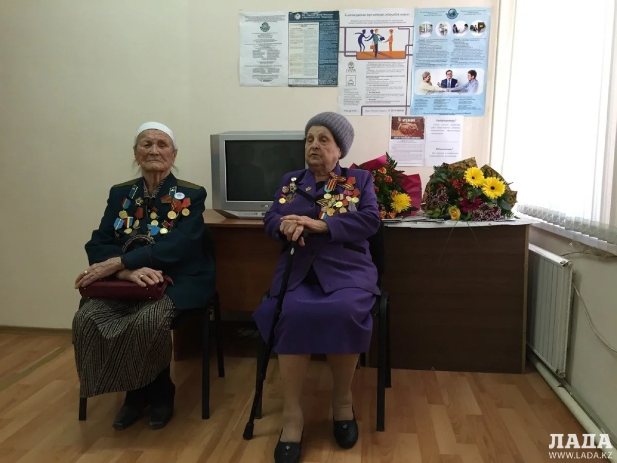 Камка Умбеталикызы и Анна Морозова. Фото предоставлено судом Актау||news_pic_more|<!--TBegin--><a href="https://img.lada.kz/2015-04/1430122671_veterany-v-sude.jpg" onclick="return hs.expand(this)" ><img align="left" src="https://img.lada.kz/2015-04/thumbs/1430122671_veterany-v-sude.jpg" alt='В Актауском городском суде чествовали ветеранов ВОВ' title='В Актауском городском суде чествовали ветеранов ВОВ'  /></a><!--TEnd-->