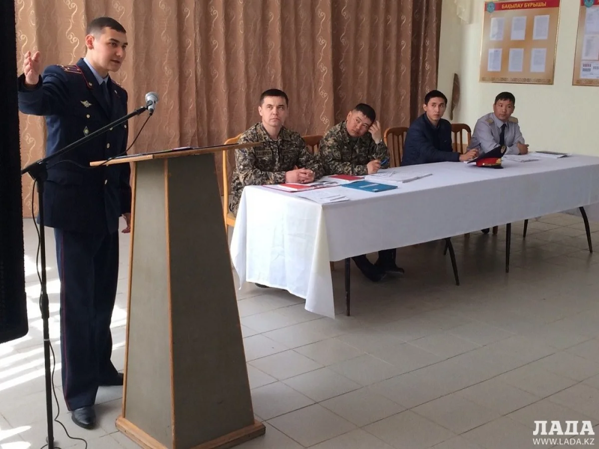 Инспектор Ян Садыкин рассказывает о новых ПДД. Фото УВД Актау||news_pic_more|<!--TBegin--><a href="https://img.lada.kz/2015-04/1430142020_dsc_0275.jpg" onclick="return hs.expand(this)" ><img align="left" src="https://img.lada.kz/2015-04/thumbs/1430142020_dsc_0275.jpg" alt='Сотрудники административной полиции Актау продолжают разъяснять военным новые правила дорожного движения' title='Сотрудники административной полиции Актау продолжают разъяснять военным новые правила дорожного движения'  /></a><!--TEnd-->