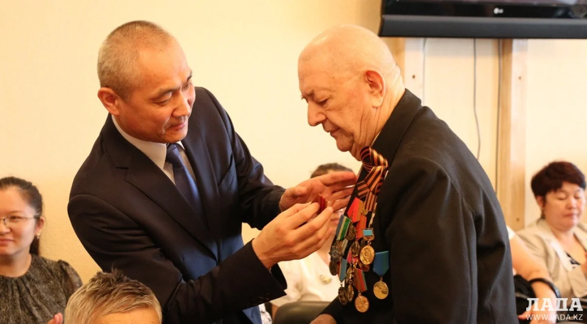 Едил Жанбыршин вручает медаль Константину Ивановичу Гусаку