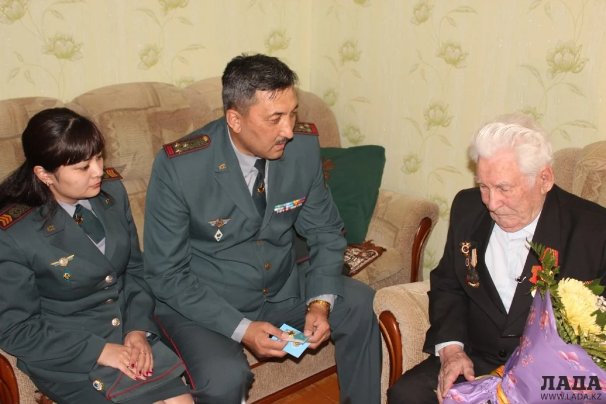 Руководство департамента в гостях у ветерана. Фото предоставлено Департаментом