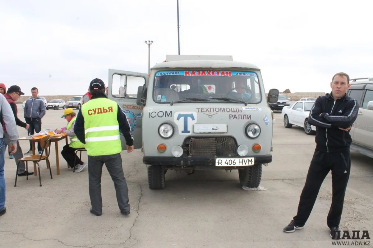Гонщиков сопровождает машина техпомощи. Фото автора||news_pic_more|<!--TBegin--><a href="https://img.lada.kz/2015-05/1430548488_img_3883.jpg" onclick="return hs.expand(this)" ><img align="left" src="https://img.lada.kz/2015-05/thumbs/1430548488_img_3883.jpg" alt='В Актау стартовали соревнования по скоростному маневрированию' title='В Актау стартовали соревнования по скоростному маневрированию'  /></a><!--TEnd--><br /><!--TBegin--><a href="https://img.lada.kz/2015-05/1430548534_img_3884.jpg" onclick="return hs.expand(this)" ><img align="left" src="https://img.lada.kz/2015-05/thumbs/1430548534_img_3884.jpg" alt='В Актау стартовали соревнования по скоростному маневрированию' title='В Актау стартовали соревнования по скоростному маневрированию'  /></a><!--TEnd--><br /><!--TBegin--><a href="https://img.lada.kz/2015-05/1430548519_img_3887.jpg" onclick="return hs.expand(this)" ><img align="left" src="https://img.lada.kz/2015-05/thumbs/1430548519_img_3887.jpg" alt='В Актау стартовали соревнования по скоростному маневрированию' title='В Актау стартовали соревнования по скоростному маневрированию'  /></a><!--TEnd--><br /><!--TBegin--><a href="https://img.lada.kz/2015-05/1430548537_img_3898.jpg" onclick="return hs.expand(this)" ><img align="left" src="https://img.lada.kz/2015-05/thumbs/1430548537_img_3898.jpg" alt='В Актау стартовали соревнования по скоростному маневрированию' title='В Актау стартовали соревнования по скоростному маневрированию'  /></a><!--TEnd--><br /><!--TBegin--><a href="https://img.lada.kz/2015-05/1430548557_img_3901.jpg" onclick="return hs.expand(this)" ><img align="left" src="https://img.lada.kz/2015-05/thumbs/1430548557_img_3901.jpg" alt='В Актау стартовали соревнования по скоростному маневрированию' title='В Актау стартовали соревнования по скоростному маневрированию'  /></a><!--TEnd--><br /><!--TBegin--><a href="https://img.lada.kz/2015-05/1430548577_img_3906.jpg" onclick="return hs.expand(this)" ><img align="left" src="https://img.lada.kz/2015-05/thumbs/1430548577_img_3906.jpg" alt='В Актау стартовали соревнования по скоростному маневрированию' title='В Актау стартовали соревнования по скоростному маневрированию'  /></a><!--TEnd-->