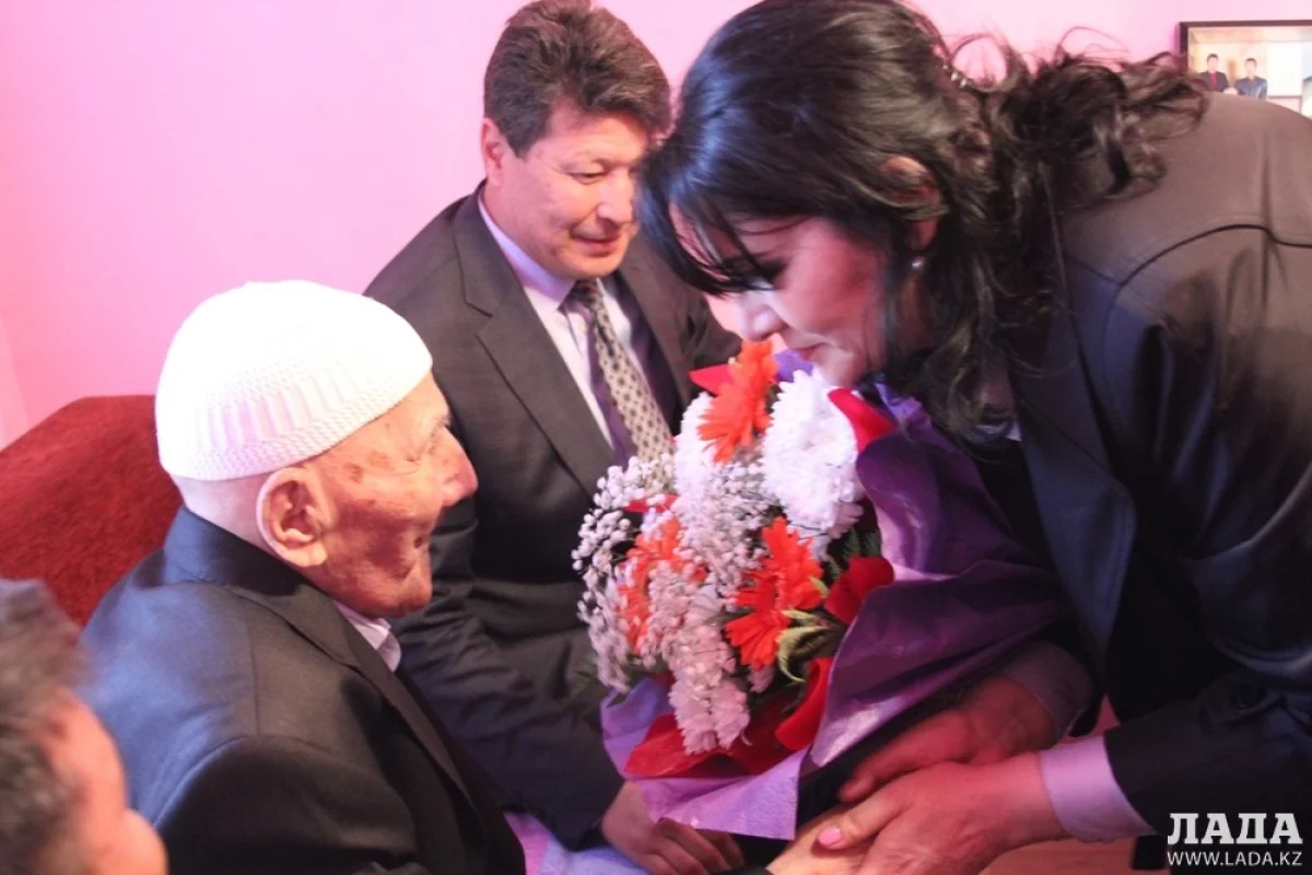 Цветы и подарки для ветерана. Фото Азамата Сарсенбаева