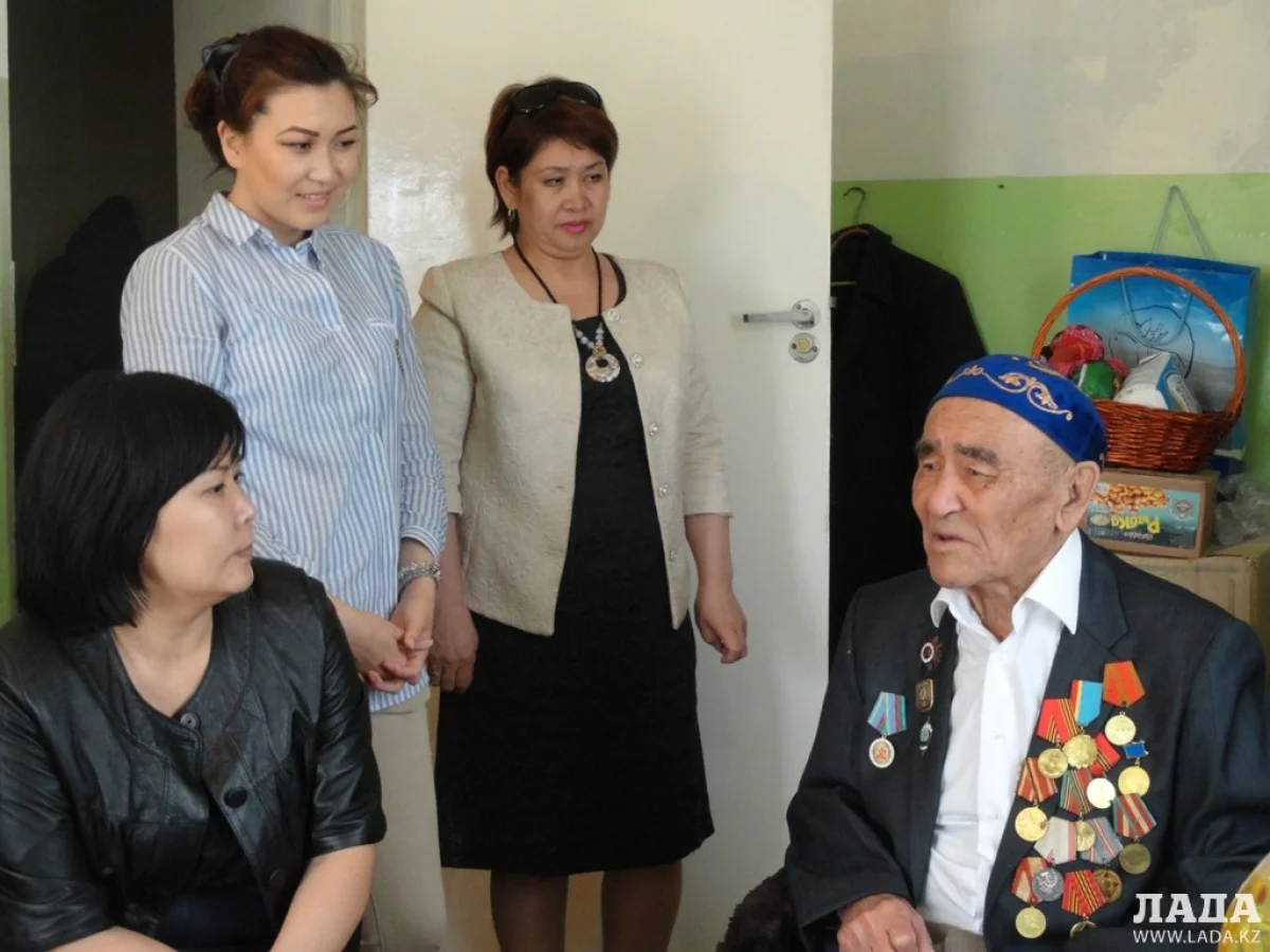 Сотрудники департамента в гостях у ветерана. Фото автора