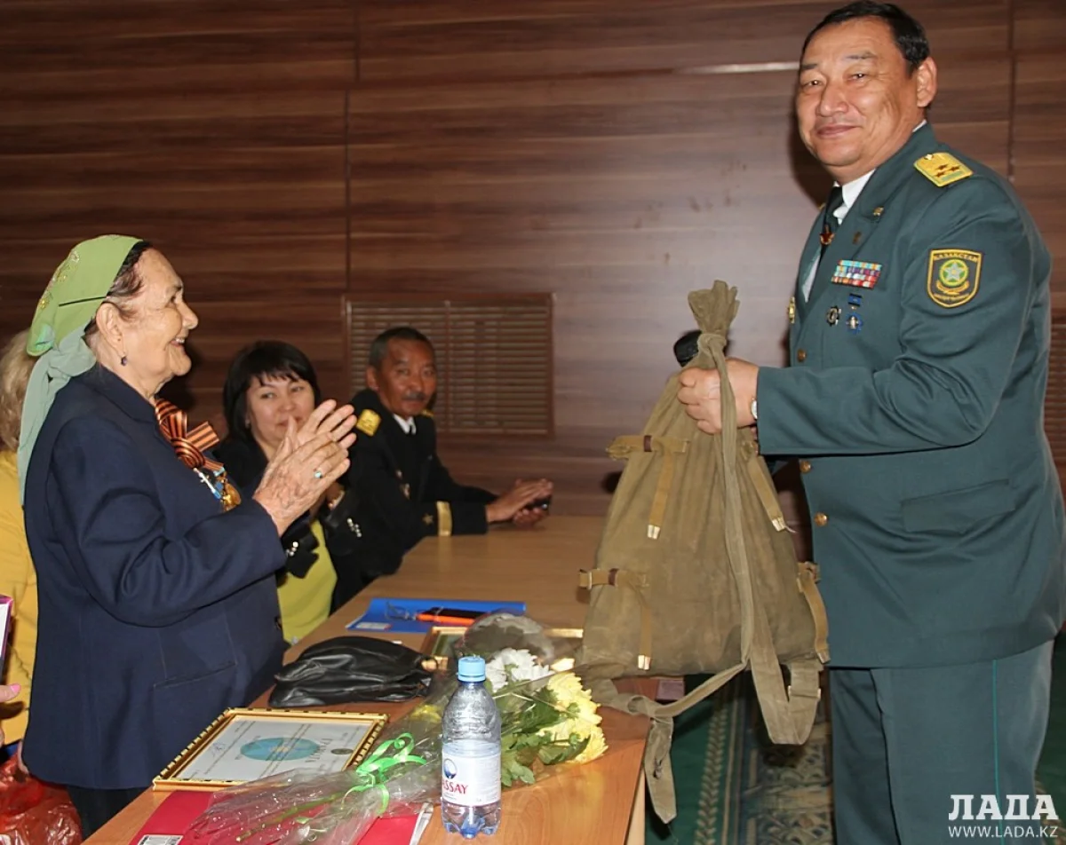 Бердимурат Орнекешов вручает подарок ветерану тыла Сание Утешовой. Фото автора||news_pic_more|<!--TBegin--><a href="https://img.lada.kz/2015-05/1430914715_img_4915.jpg" onclick="return hs.expand(this)" ><img align="left" src="https://img.lada.kz/2015-05/thumbs/1430914715_img_4915.jpg" alt='В Актау концерт для ветеранов ВОВ организовали студенты и пограничники' title='В Актау концерт для ветеранов ВОВ организовали студенты и пограничники'  /></a><!--TEnd--><br /><!--TBegin--><a href="https://img.lada.kz/2015-05/1430914834_img_4905.jpg" onclick="return hs.expand(this)" ><img align="left" src="https://img.lada.kz/2015-05/thumbs/1430914834_img_4905.jpg" alt='В Актау концерт для ветеранов ВОВ организовали студенты и пограничники' title='В Актау концерт для ветеранов ВОВ организовали студенты и пограничники'  /></a><!--TEnd--><br /><!--TBegin--><a href="https://img.lada.kz/2015-05/1430914891_img_4902.jpg" onclick="return hs.expand(this)" ><img align="left" src="https://img.lada.kz/2015-05/thumbs/1430914891_img_4902.jpg" alt='В Актау концерт для ветеранов ВОВ организовали студенты и пограничники' title='В Актау концерт для ветеранов ВОВ организовали студенты и пограничники'  /></a><!--TEnd--><br /><!--TBegin--><a href="https://img.lada.kz/2015-05/1430914853_img_4917.jpg" onclick="return hs.expand(this)" ><img align="left" src="https://img.lada.kz/2015-05/thumbs/1430914853_img_4917.jpg" alt='В Актау концерт для ветеранов ВОВ организовали студенты и пограничники' title='В Актау концерт для ветеранов ВОВ организовали студенты и пограничники'  /></a><!--TEnd--><br /><!--TBegin--><a href="https://img.lada.kz/2015-05/1430914862_img_4918.jpg" onclick="return hs.expand(this)" ><img align="left" src="https://img.lada.kz/2015-05/thumbs/1430914862_img_4918.jpg" alt='В Актау концерт для ветеранов ВОВ организовали студенты и пограничники' title='В Актау концерт для ветеранов ВОВ организовали студенты и пограничники'  /></a><!--TEnd--><br /><!--TBegin--><a href="https://img.lada.kz/2015-05/1430914882_img_4930.jpg" onclick="return hs.expand(this)" ><img align="left" src="https://img.lada.kz/2015-05/thumbs/1430914882_img_4930.jpg" alt='В Актау концерт для ветеранов ВОВ организовали студенты и пограничники' title='В Актау концерт для ветеранов ВОВ организовали студенты и пограничники'  /></a><!--TEnd--><br /><!--TBegin--><a href="https://img.lada.kz/2015-05/1430914889_img_4937.jpg" onclick="return hs.expand(this)" ><img align="left" src="https://img.lada.kz/2015-05/thumbs/1430914889_img_4937.jpg" alt='В Актау концерт для ветеранов ВОВ организовали студенты и пограничники' title='В Актау концерт для ветеранов ВОВ организовали студенты и пограничники'  /></a><!--TEnd--><br /><!--TBegin--><a href="https://img.lada.kz/2015-05/1430914890_img_4941.jpg" onclick="return hs.expand(this)" ><img align="left" src="https://img.lada.kz/2015-05/thumbs/1430914890_img_4941.jpg" alt='В Актау концерт для ветеранов ВОВ организовали студенты и пограничники' title='В Актау концерт для ветеранов ВОВ организовали студенты и пограничники'  /></a><!--TEnd--><br /><!--TBegin--><a href="https://img.lada.kz/2015-05/1430914855_img_4944.jpg" onclick="return hs.expand(this)" ><img align="left" src="https://img.lada.kz/2015-05/thumbs/1430914855_img_4944.jpg" alt='В Актау концерт для ветеранов ВОВ организовали студенты и пограничники' title='В Актау концерт для ветеранов ВОВ организовали студенты и пограничники'  /></a><!--TEnd--><br /><!--TBegin--><a href="https://img.lada.kz/2015-05/1430914894_img_4954.jpg" onclick="return hs.expand(this)" ><img align="left" src="https://img.lada.kz/2015-05/thumbs/1430914894_img_4954.jpg" alt='В Актау концерт для ветеранов ВОВ организовали студенты и пограничники' title='В Актау концерт для ветеранов ВОВ организовали студенты и пограничники'  /></a><!--TEnd--><br /><!--TBegin--><a href="https://img.lada.kz/2015-05/1430914854_img_4957.jpg" onclick="return hs.expand(this)" ><img align="left" src="https://img.lada.kz/2015-05/thumbs/1430914854_img_4957.jpg" alt='В Актау концерт для ветеранов ВОВ организовали студенты и пограничники' title='В Актау концерт для ветеранов ВОВ организовали студенты и пограничники'  /></a><!--TEnd--><br /><!--TBegin--><a href="https://img.lada.kz/2015-05/1430914852_img_4961.jpg" onclick="return hs.expand(this)" ><img align="left" src="https://img.lada.kz/2015-05/thumbs/1430914852_img_4961.jpg" alt='В Актау концерт для ветеранов ВОВ организовали студенты и пограничники' title='В Актау концерт для ветеранов ВОВ организовали студенты и пограничники'  /></a><!--TEnd--><br /><!--TBegin--><a href="https://img.lada.kz/2015-05/1430914938_img_4986.jpg" onclick="return hs.expand(this)" ><img align="left" src="https://img.lada.kz/2015-05/thumbs/1430914938_img_4986.jpg" alt='В Актау концерт для ветеранов ВОВ организовали студенты и пограничники' title='В Актау концерт для ветеранов ВОВ организовали студенты и пограничники'  /></a><!--TEnd--><br /><!--TBegin--><a href="https://img.lada.kz/2015-05/1430914911_img_5006.jpg" onclick="return hs.expand(this)" ><img align="left" src="https://img.lada.kz/2015-05/thumbs/1430914911_img_5006.jpg" alt='В Актау концерт для ветеранов ВОВ организовали студенты и пограничники' title='В Актау концерт для ветеранов ВОВ организовали студенты и пограничники'  /></a><!--TEnd--><br /><!--TBegin--><a href="https://img.lada.kz/2015-05/1430914855_img_5014.jpg" onclick="return hs.expand(this)" ><img align="left" src="https://img.lada.kz/2015-05/thumbs/1430914855_img_5014.jpg" alt='В Актау концерт для ветеранов ВОВ организовали студенты и пограничники' title='В Актау концерт для ветеранов ВОВ организовали студенты и пограничники'  /></a><!--TEnd--><br /><!--TBegin--><a href="https://img.lada.kz/2015-05/1430914875_img_5018.jpg" onclick="return hs.expand(this)" ><img align="left" src="https://img.lada.kz/2015-05/thumbs/1430914875_img_5018.jpg" alt='В Актау концерт для ветеранов ВОВ организовали студенты и пограничники' title='В Актау концерт для ветеранов ВОВ организовали студенты и пограничники'  /></a><!--TEnd--><br /><!--TBegin--><a href="https://img.lada.kz/2015-05/1430914904_img_4906.jpg" onclick="return hs.expand(this)" ><img align="left" src="https://img.lada.kz/2015-05/thumbs/1430914904_img_4906.jpg" alt='В Актау концерт для ветеранов ВОВ организовали студенты и пограничники' title='В Актау концерт для ветеранов ВОВ организовали студенты и пограничники'  /></a><!--TEnd--><br /><!--TBegin--><a href="https://img.lada.kz/2015-05/1430914945_img_4907.jpg" onclick="return hs.expand(this)" ><img align="left" src="https://img.lada.kz/2015-05/thumbs/1430914945_img_4907.jpg" alt='В Актау концерт для ветеранов ВОВ организовали студенты и пограничники' title='В Актау концерт для ветеранов ВОВ организовали студенты и пограничники'  /></a><!--TEnd--><br /><!--TBegin--><a href="https://img.lada.kz/2015-05/1430914907_img_4910.jpg" onclick="return hs.expand(this)" ><img align="left" src="https://img.lada.kz/2015-05/thumbs/1430914907_img_4910.jpg" alt='В Актау концерт для ветеранов ВОВ организовали студенты и пограничники' title='В Актау концерт для ветеранов ВОВ организовали студенты и пограничники'  /></a><!--TEnd-->