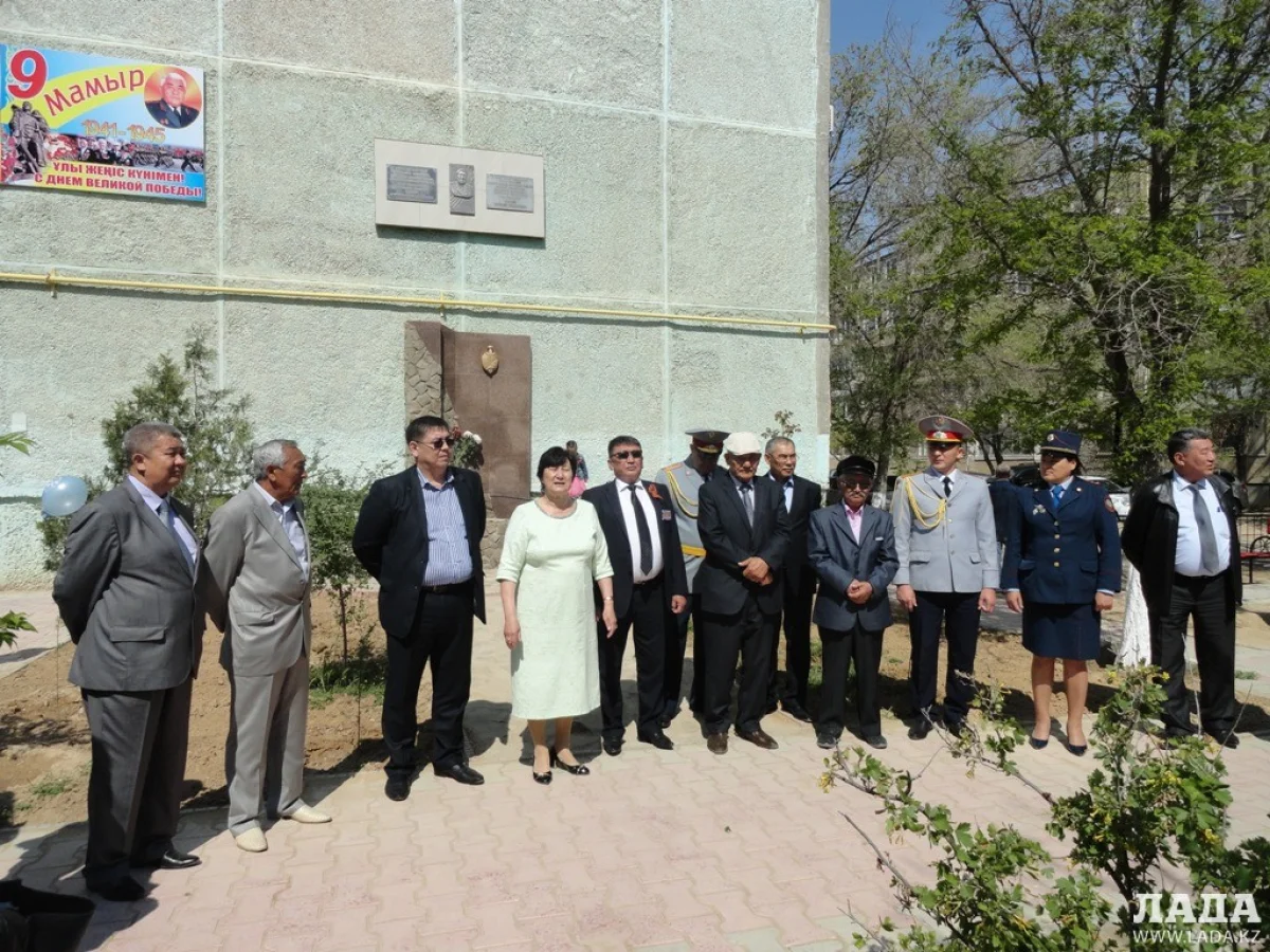 Жители Актау возложили цветы к мемориальной доске