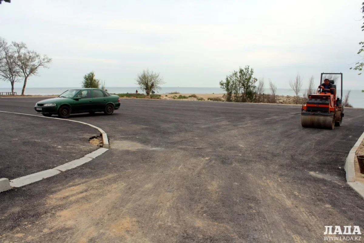 Фото Рашида Имагилова. Парковка на месте кафе «Равиль»||news_pic_more|<!--TBegin--><a href="https://img.lada.kz/2015-05/1431332201_img_9997.jpg" onclick="return hs.expand(this)" ><img align="left" src="https://img.lada.kz/2015-05/thumbs/1431332201_img_9997.jpg" alt='На набережной Актау закончилось строительство парковки' title='На набережной Актау закончилось строительство парковки'  /></a><!--TEnd-->