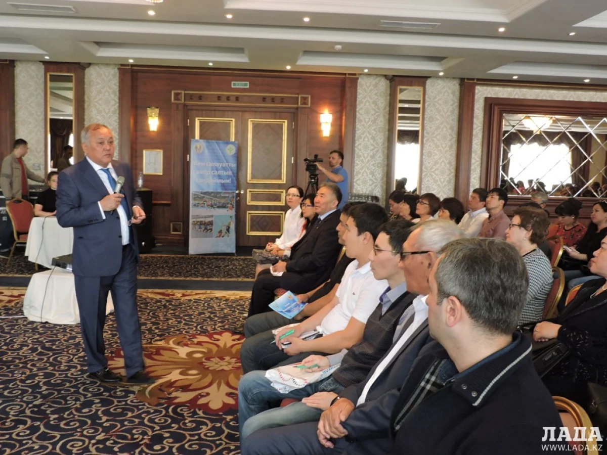 Профессор Алчинбаев проводит &quot;Школу здоровья&quot;. Фото автора