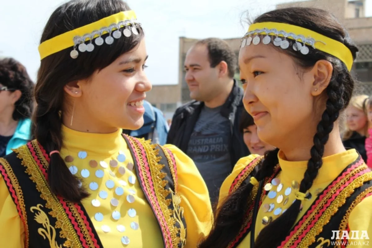 Фото автора. Гостей встречают башкирские красавицы в национальных костюмах