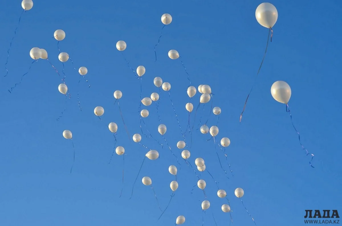 Фото автора||news_pic_more|<!--TBegin--><a href="https://img.lada.kz/2015-05/1432016315_image-19-05-15-1-50-4.jpeg" onclick="return hs.expand(this)" ><img align="left" src="https://img.lada.kz/2015-05/thumbs/1432016315_image-19-05-15-1-50-4.jpeg" alt='Жители Актау выпустили в небо шары в честь 53-летия Батырхана Шукенова' title='Жители Актау выпустили в небо шары в честь 53-летия Батырхана Шукенова'  /></a><!--TEnd--><br /><!--TBegin--><a href="https://img.lada.kz/2015-05/1432016282_image-19-05-15-1-52-4.jpeg" onclick="return hs.expand(this)" ><img align="left" src="https://img.lada.kz/2015-05/thumbs/1432016282_image-19-05-15-1-52-4.jpeg" alt='Жители Актау выпустили в небо шары в честь 53-летия Батырхана Шукенова' title='Жители Актау выпустили в небо шары в честь 53-летия Батырхана Шукенова'  /></a><!--TEnd--><br /><!--TBegin--><a href="https://img.lada.kz/2015-05/1432016359_image-19-05-15-1-52-6.jpeg" onclick="return hs.expand(this)" ><img align="left" src="https://img.lada.kz/2015-05/thumbs/1432016359_image-19-05-15-1-52-6.jpeg" alt='Жители Актау выпустили в небо шары в честь 53-летия Батырхана Шукенова' title='Жители Актау выпустили в небо шары в честь 53-летия Батырхана Шукенова'  /></a><!--TEnd--><br /><!--TBegin--><a href="https://img.lada.kz/2015-05/1432016294_img_0900.jpg" onclick="return hs.expand(this)" ><img align="left" src="https://img.lada.kz/2015-05/thumbs/1432016294_img_0900.jpg" alt='Жители Актау выпустили в небо шары в честь 53-летия Батырхана Шукенова' title='Жители Актау выпустили в небо шары в честь 53-летия Батырхана Шукенова'  /></a><!--TEnd--><br /><!--TBegin--><a href="https://img.lada.kz/2015-05/1432016282_img_0904.jpg" onclick="return hs.expand(this)" ><img align="left" src="https://img.lada.kz/2015-05/thumbs/1432016282_img_0904.jpg" alt='Жители Актау выпустили в небо шары в честь 53-летия Батырхана Шукенова' title='Жители Актау выпустили в небо шары в честь 53-летия Батырхана Шукенова'  /></a><!--TEnd--><br /><!--TBegin--><a href="https://img.lada.kz/2015-05/1432016292_img_0914.jpg" onclick="return hs.expand(this)" ><img align="left" src="https://img.lada.kz/2015-05/thumbs/1432016292_img_0914.jpg" alt='Жители Актау выпустили в небо шары в честь 53-летия Батырхана Шукенова' title='Жители Актау выпустили в небо шары в честь 53-летия Батырхана Шукенова'  /></a><!--TEnd-->