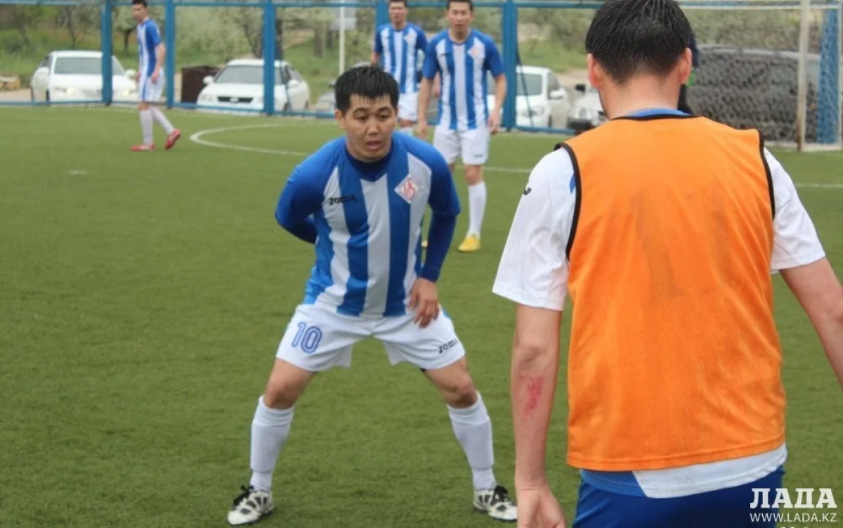У Асхата Торетаева (слева) из Мобил Сервиса пять голов в активе. Фото предоставлено федерацией футбола Мангистау
