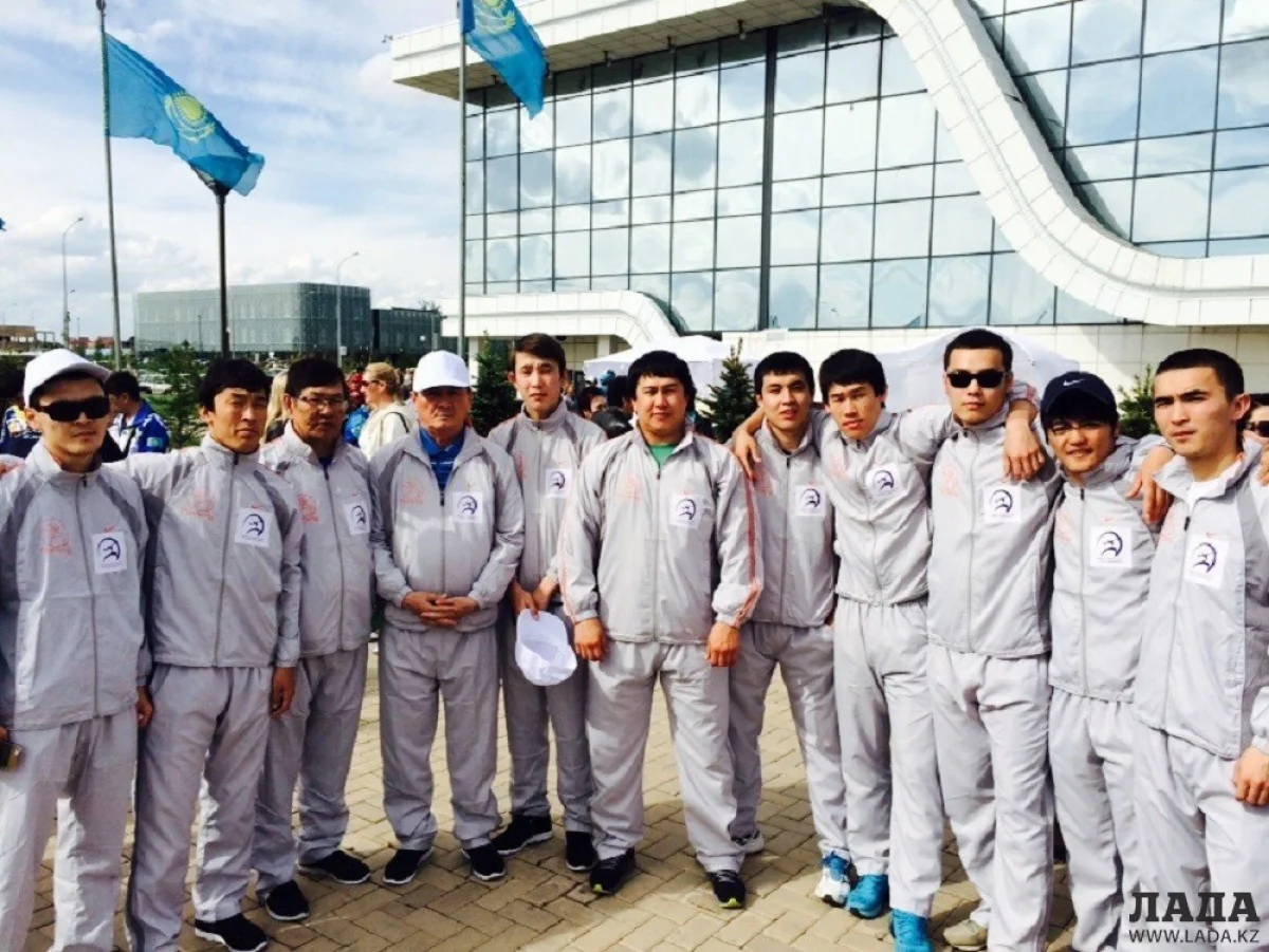 Мангистауские спортсмены и тренеры перед стартом. Фото предоставил Ержан Кожаев||news_pic_more|<!--TBegin--><a href="https://img.lada.kz/2015-05/1432124267_img-20150520-wa0027.jpg" onclick="return hs.expand(this)" ><img align="left" src="https://img.lada.kz/2015-05/thumbs/1432124267_img-20150520-wa0027.jpg" alt='Актауские каратисты готовятся к выступлению на летней спартакиаде в Караганде' title='Актауские каратисты готовятся к выступлению на летней спартакиаде в Караганде'  /></a><!--TEnd-->