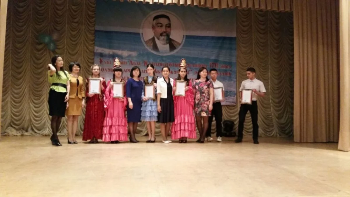 Победители и участники конкурса. Фото предоставлено управлением по развитию языков