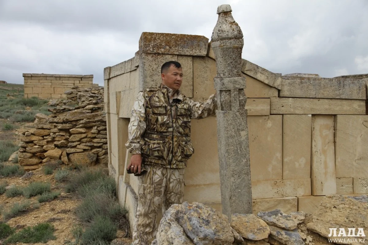 Осмотр некрополя Коленкели. Фото предоставлено заповедником