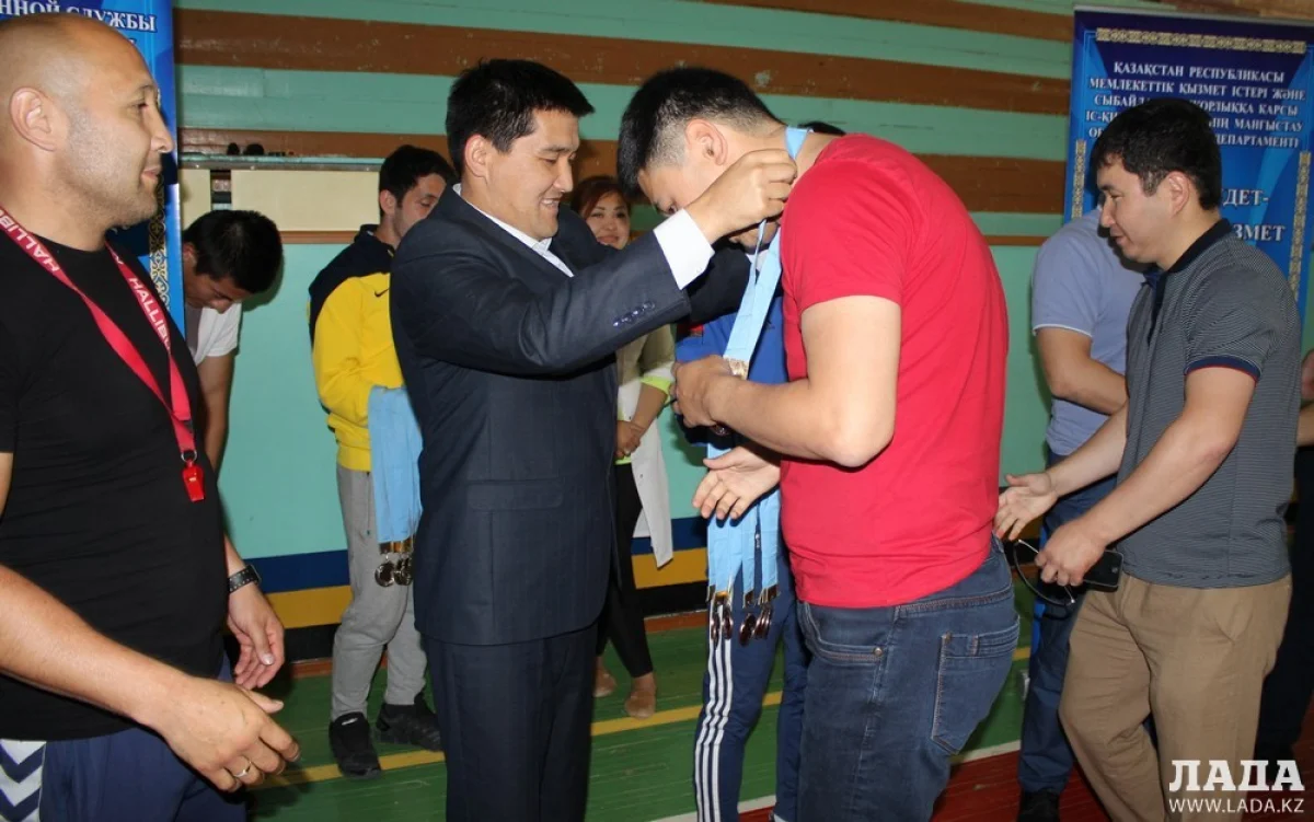 Награждение победителей. Фото предоставлено пресс-службой городского акимата