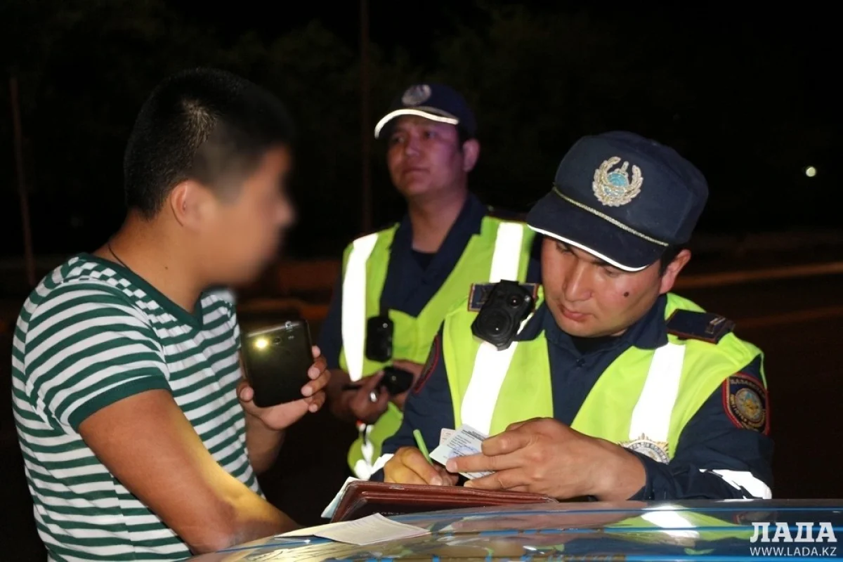 Инспекторы фиксировали и другие нарушения ПДД. Фото Рашида Исмагилова||news_pic_more|<!--TBegin--><a href="https://img.lada.kz/2015-05/1432596703_img_2022.jpg" onclick="return hs.expand(this)" ><img align="left" src="https://img.lada.kz/2015-05/thumbs/1432596703_img_2022.jpg" alt='Алматинский общественник совместно с актауской полицией устроили «охоту» на нетрезвых водителей' title='Алматинский общественник совместно с актауской полицией устроили «охоту» на нетрезвых водителей'  /></a><!--TEnd--><br /><!--TBegin--><a href="https://img.lada.kz/2015-05/1432596706_img_2033.jpg" onclick="return hs.expand(this)" ><img align="left" src="https://img.lada.kz/2015-05/thumbs/1432596706_img_2033.jpg" alt='Алматинский общественник совместно с актауской полицией устроили «охоту» на нетрезвых водителей' title='Алматинский общественник совместно с актауской полицией устроили «охоту» на нетрезвых водителей'  /></a><!--TEnd--><br /><!--TBegin--><a href="https://img.lada.kz/2015-05/1432596744_img_2035.jpg" onclick="return hs.expand(this)" ><img align="left" src="https://img.lada.kz/2015-05/thumbs/1432596744_img_2035.jpg" alt='Алматинский общественник совместно с актауской полицией устроили «охоту» на нетрезвых водителей' title='Алматинский общественник совместно с актауской полицией устроили «охоту» на нетрезвых водителей'  /></a><!--TEnd--><br /><!--TBegin--><a href="https://img.lada.kz/2015-05/1432596786_img_2050.jpg" onclick="return hs.expand(this)" ><img align="left" src="https://img.lada.kz/2015-05/thumbs/1432596786_img_2050.jpg" alt='Алматинский общественник совместно с актауской полицией устроили «охоту» на нетрезвых водителей' title='Алматинский общественник совместно с актауской полицией устроили «охоту» на нетрезвых водителей'  /></a><!--TEnd--><br /><!--TBegin--><a href="https://img.lada.kz/2015-05/1432596734_img_2066.jpg" onclick="return hs.expand(this)" ><img align="left" src="https://img.lada.kz/2015-05/thumbs/1432596734_img_2066.jpg" alt='Алматинский общественник совместно с актауской полицией устроили «охоту» на нетрезвых водителей' title='Алматинский общественник совместно с актауской полицией устроили «охоту» на нетрезвых водителей'  /></a><!--TEnd--><br /><!--TBegin--><a href="https://img.lada.kz/2015-05/1432596787_img_2087.jpg" onclick="return hs.expand(this)" ><img align="left" src="https://img.lada.kz/2015-05/thumbs/1432596787_img_2087.jpg" alt='Алматинский общественник совместно с актауской полицией устроили «охоту» на нетрезвых водителей' title='Алматинский общественник совместно с актауской полицией устроили «охоту» на нетрезвых водителей'  /></a><!--TEnd--><br /><!--TBegin--><a href="https://img.lada.kz/2015-05/1432596764_img_2089.jpg" onclick="return hs.expand(this)" ><img align="left" src="https://img.lada.kz/2015-05/thumbs/1432596764_img_2089.jpg" alt='Алматинский общественник совместно с актауской полицией устроили «охоту» на нетрезвых водителей' title='Алматинский общественник совместно с актауской полицией устроили «охоту» на нетрезвых водителей'  /></a><!--TEnd-->