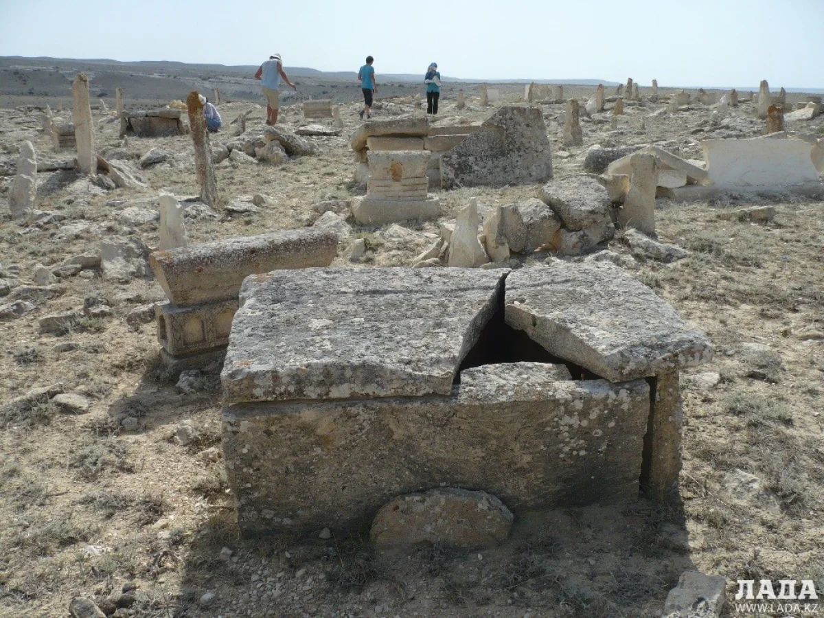 Работники культуры на очистке территории некрополя. Фото предоставлено Мангистауским заповедником