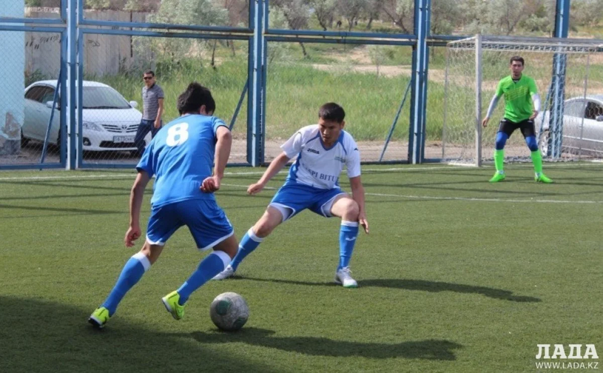 Противостояние команд &quot;Каспий Битум&quot; и &quot;ХазарМунайГазКурылыс&quot;. Фото предоставлено областной федерацией футбола