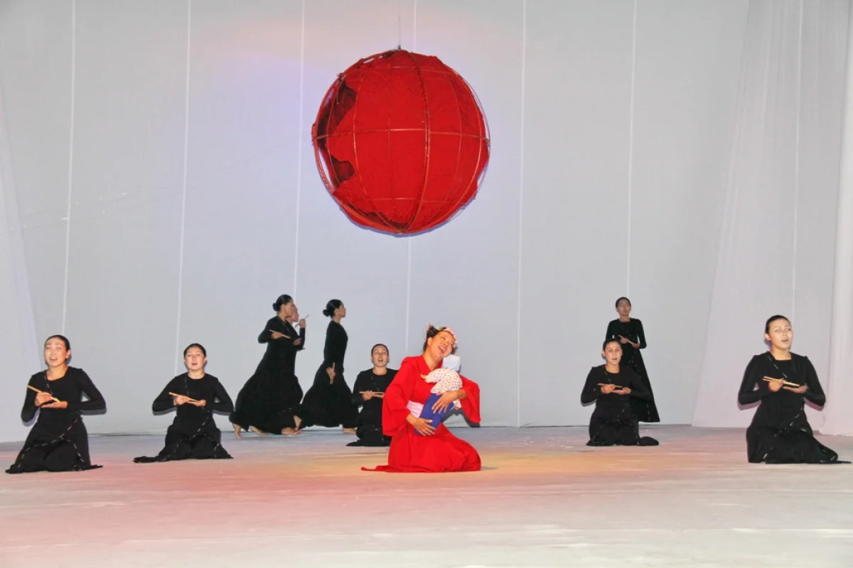 Фрагмент спектакля «Зилзала». Фото предоставлено театром