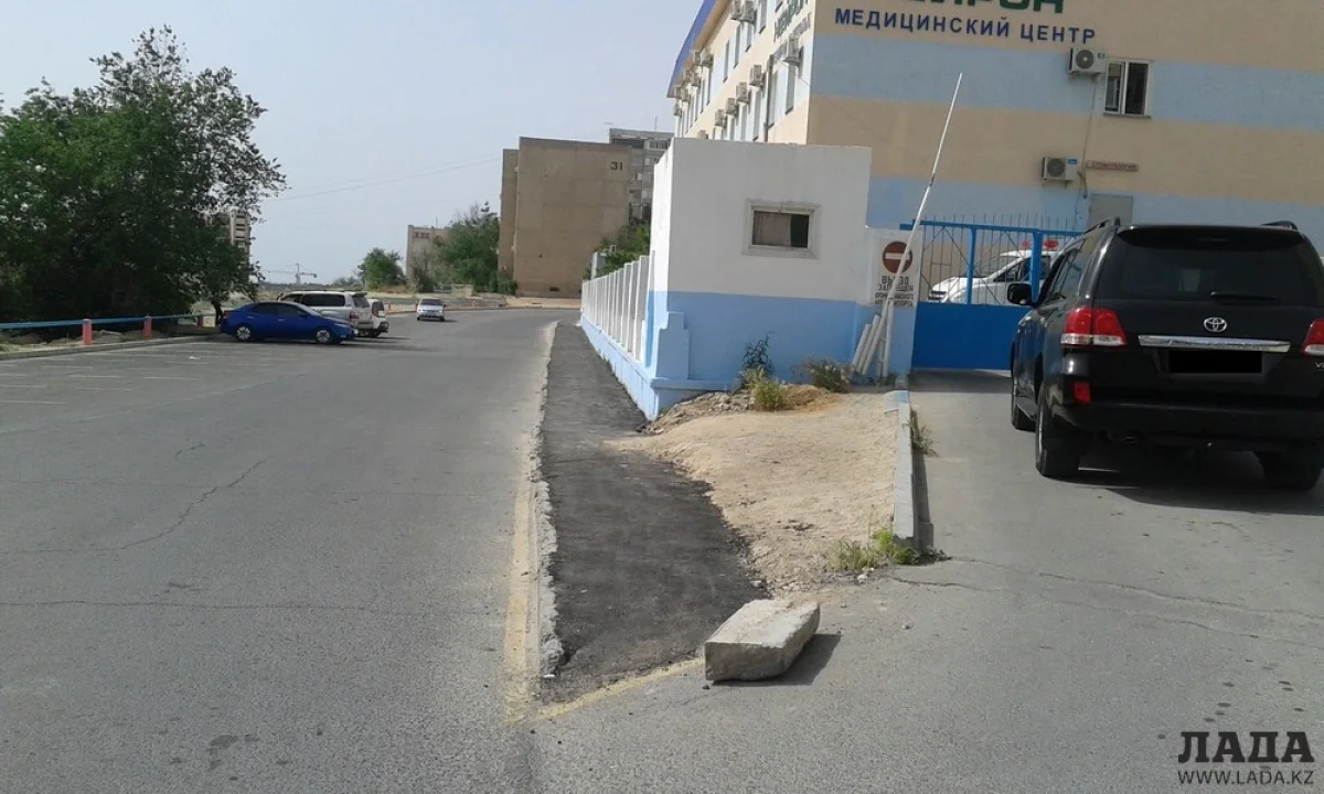 Тротуарная дорожка вдоль стены медицинского центра «Нейрон». Фото автора