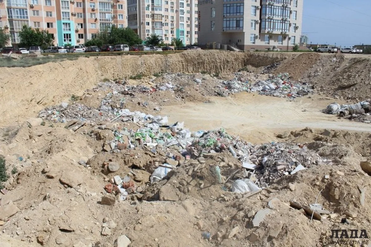 Мусор на земельной территории в 14 микрорайоне. Фото автора||news_pic_more|<!--TBegin--><a href="https://img.lada.kz/2015-06/1433403467_img_1922.jpg" onclick="return hs.expand(this)" ><img align="left" src="https://img.lada.kz/2015-06/thumbs/1433403467_img_1922.jpg" alt='Жандос Роман: Мы будем изымать частную территорию в 14 микрорайоне Актау' title='Жандос Роман: Мы будем изымать частную территорию в 14 микрорайоне Актау'  /></a><!--TEnd--><br /><!--TBegin--><a href="https://img.lada.kz/2015-06/1433403376_img_1923.jpg" onclick="return hs.expand(this)" ><img align="left" src="https://img.lada.kz/2015-06/thumbs/1433403376_img_1923.jpg" alt='Жандос Роман: Мы будем изымать частную территорию в 14 микрорайоне Актау' title='Жандос Роман: Мы будем изымать частную территорию в 14 микрорайоне Актау'  /></a><!--TEnd-->