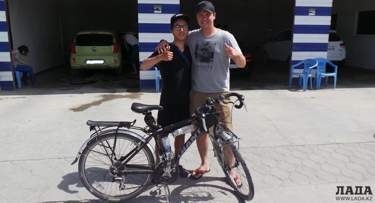 Путешественник Минху Ким на автомойке в Актау