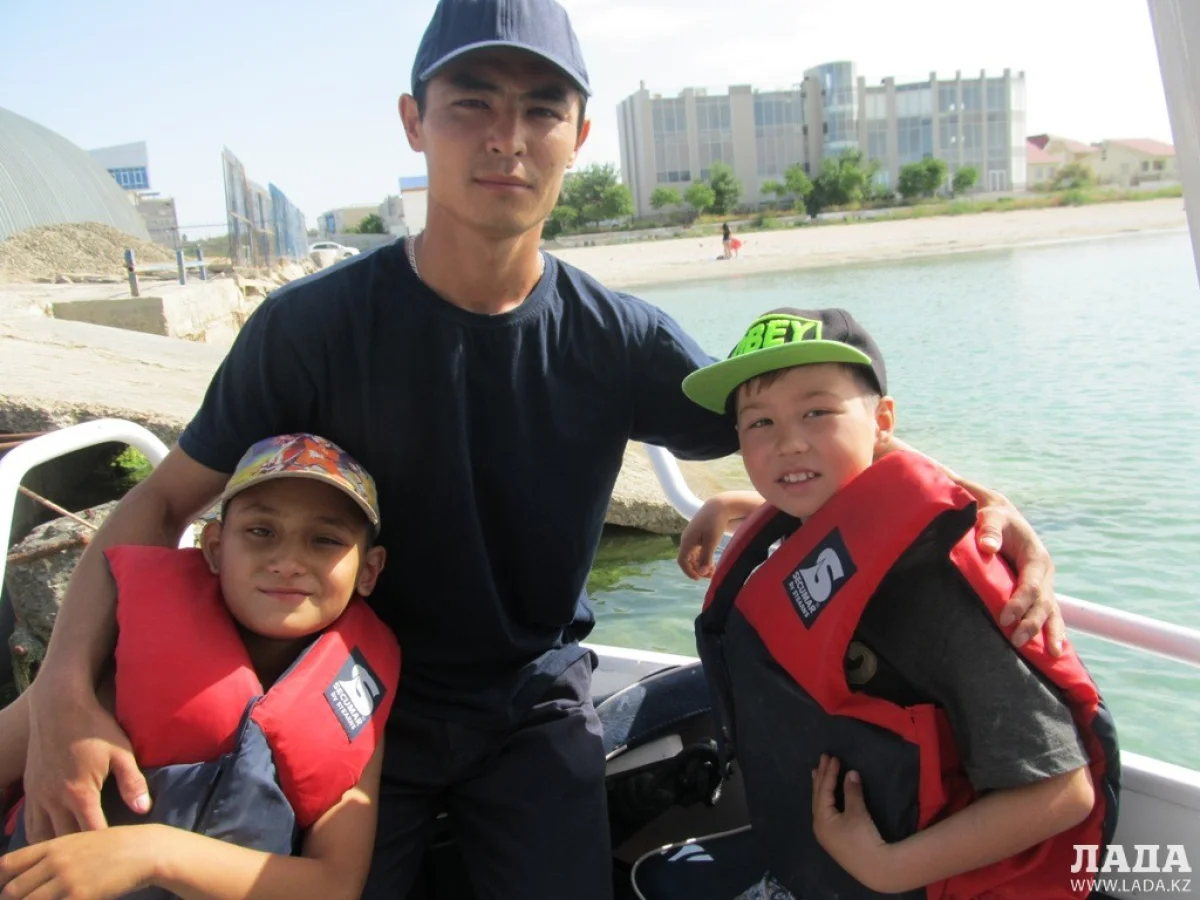 Юные спасатели на катере. Фото автора