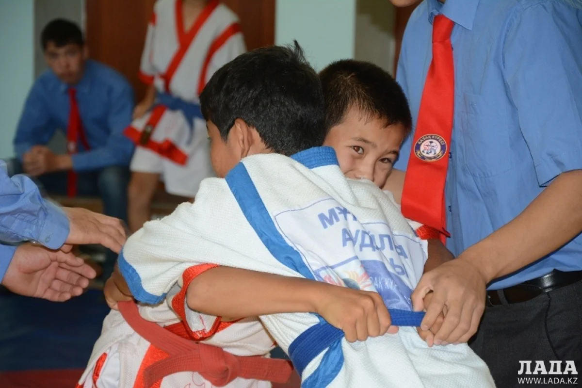 Юные палуаны в борьбе за &quot;золото&quot;. Фото Жамбыла Бисенкулова||news_pic_more|<!--TBegin--><a href="https://img.lada.kz/2015-06/1434174045_2.jpg" onclick="return hs.expand(this)" ><img align="left" src="https://img.lada.kz/2015-06/thumbs/1434174045_2.jpg" alt='Товарищеская встреча по казакша курес между командами Актау и Мунайлы прошла в областном центре' title='Товарищеская встреча по казакша курес между командами Актау и Мунайлы прошла в областном центре'  /></a><!--TEnd--><br /><!--TBegin--><a href="https://img.lada.kz/2015-06/1434174023_dsc_9936.jpg" onclick="return hs.expand(this)" ><img align="left" src="https://img.lada.kz/2015-06/thumbs/1434174023_dsc_9936.jpg" alt='Товарищеская встреча по казакша курес между командами Актау и Мунайлы прошла в областном центре' title='Товарищеская встреча по казакша курес между командами Актау и Мунайлы прошла в областном центре'  /></a><!--TEnd--><br /><!--TBegin--><a href="https://img.lada.kz/2015-06/1434174038_dsc_9941.jpg" onclick="return hs.expand(this)" ><img align="left" src="https://img.lada.kz/2015-06/thumbs/1434174038_dsc_9941.jpg" alt='Товарищеская встреча по казакша курес между командами Актау и Мунайлы прошла в областном центре' title='Товарищеская встреча по казакша курес между командами Актау и Мунайлы прошла в областном центре'  /></a><!--TEnd--><br /><!--TBegin--><a href="https://img.lada.kz/2015-06/1434174080_dsc_9949.jpg" onclick="return hs.expand(this)" ><img align="left" src="https://img.lada.kz/2015-06/thumbs/1434174080_dsc_9949.jpg" alt='Товарищеская встреча по казакша курес между командами Актау и Мунайлы прошла в областном центре' title='Товарищеская встреча по казакша курес между командами Актау и Мунайлы прошла в областном центре'  /></a><!--TEnd--><br /><!--TBegin--><a href="https://img.lada.kz/2015-06/1434174025_dsc_9955.jpg" onclick="return hs.expand(this)" ><img align="left" src="https://img.lada.kz/2015-06/thumbs/1434174025_dsc_9955.jpg" alt='Товарищеская встреча по казакша курес между командами Актау и Мунайлы прошла в областном центре' title='Товарищеская встреча по казакша курес между командами Актау и Мунайлы прошла в областном центре'  /></a><!--TEnd--><br /><!--TBegin--><a href="https://img.lada.kz/2015-06/1434174089_dsc_9957.jpg" onclick="return hs.expand(this)" ><img align="left" src="https://img.lada.kz/2015-06/thumbs/1434174089_dsc_9957.jpg" alt='Товарищеская встреча по казакша курес между командами Актау и Мунайлы прошла в областном центре' title='Товарищеская встреча по казакша курес между командами Актау и Мунайлы прошла в областном центре'  /></a><!--TEnd--><br /><!--TBegin--><a href="https://img.lada.kz/2015-06/1434174078_dsc_9987.jpg" onclick="return hs.expand(this)" ><img align="left" src="https://img.lada.kz/2015-06/thumbs/1434174078_dsc_9987.jpg" alt='Товарищеская встреча по казакша курес между командами Актау и Мунайлы прошла в областном центре' title='Товарищеская встреча по казакша курес между командами Актау и Мунайлы прошла в областном центре'  /></a><!--TEnd--><br /><!--TBegin--><a href="https://img.lada.kz/2015-06/1434174055_img-20150613-wa0011.jpg" onclick="return hs.expand(this)" ><img align="left" src="https://img.lada.kz/2015-06/thumbs/1434174055_img-20150613-wa0011.jpg" alt='Товарищеская встреча по казакша курес между командами Актау и Мунайлы прошла в областном центре' title='Товарищеская встреча по казакша курес между командами Актау и Мунайлы прошла в областном центре'  /></a><!--TEnd--><br /><!--TBegin--><a href="https://img.lada.kz/2015-06/1434174037_img-20150613-wa0028.jpg" onclick="return hs.expand(this)" ><img align="left" src="https://img.lada.kz/2015-06/thumbs/1434174037_img-20150613-wa0028.jpg" alt='Товарищеская встреча по казакша курес между командами Актау и Мунайлы прошла в областном центре' title='Товарищеская встреча по казакша курес между командами Актау и Мунайлы прошла в областном центре'  /></a><!--TEnd-->