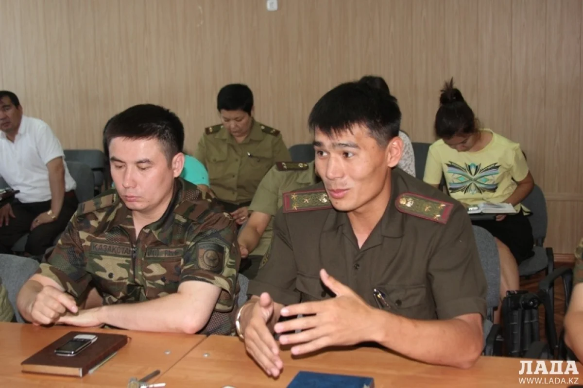 Молодежь обсуждает проблемы экстремизма за круглым столом. Фото Рукии Сычевой||news_pic_more|<!--TBegin--><a href="https://img.lada.kz/2015-06/1434177475_img_7356.jpg" onclick="return hs.expand(this)" ><img align="left" src="https://img.lada.kz/2015-06/thumbs/1434177475_img_7356.jpg" alt='Вопросы борьбы с экстремизмом обсудили мангистауские пожарные' title='Вопросы борьбы с экстремизмом обсудили мангистауские пожарные'  /></a><!--TEnd--><br /><!--TBegin--><a href="https://img.lada.kz/2015-06/1434177450_img_7371.jpg" onclick="return hs.expand(this)" ><img align="left" src="https://img.lada.kz/2015-06/thumbs/1434177450_img_7371.jpg" alt='Вопросы борьбы с экстремизмом обсудили мангистауские пожарные' title='Вопросы борьбы с экстремизмом обсудили мангистауские пожарные'  /></a><!--TEnd-->