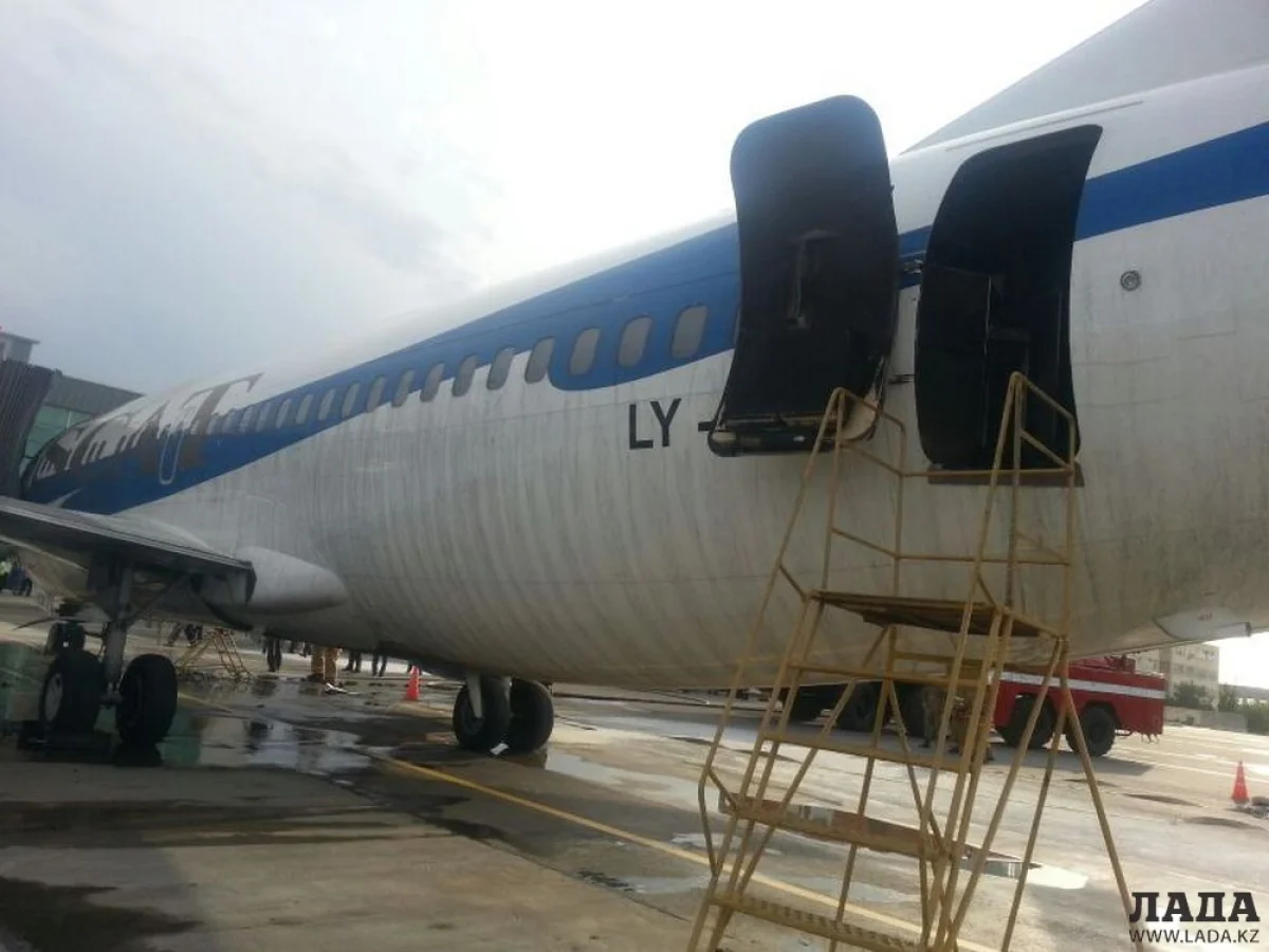 Самолет на котором, произошло возгорание. Фото автора||news_pic_more|<!--TBegin--><a href="https://img.lada.kz/2015-06/1434472736_img-20150616-wa0041.jpg" onclick="return hs.expand(this)" ><img align="left" src="https://img.lada.kz/2015-06/thumbs/1434472736_img-20150616-wa0041.jpg" alt='Пассажиры авиарейса Астана-Актау рассказали о загоревшемся в аэропорту самолете' title='Пассажиры авиарейса Астана-Актау рассказали о загоревшемся в аэропорту самолете'  /></a><!--TEnd-->