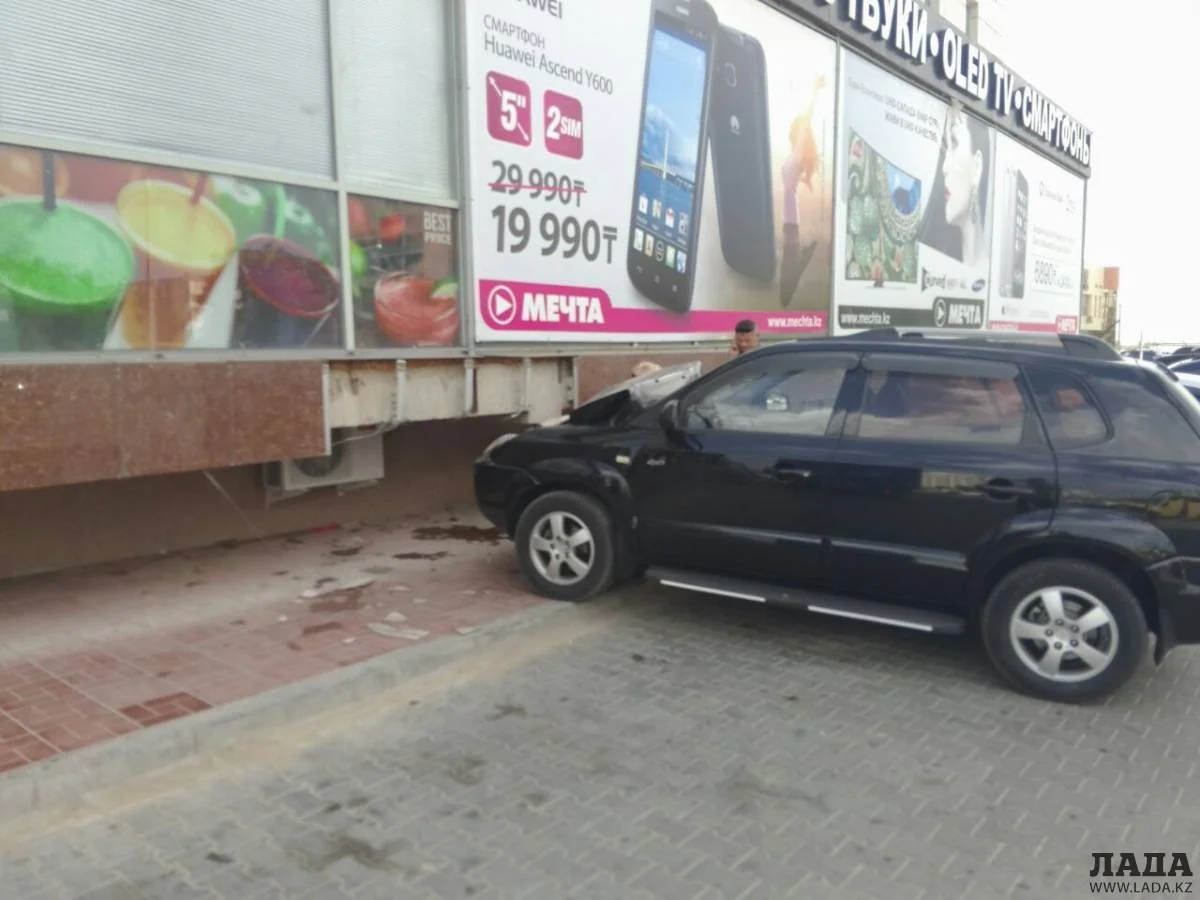 Автомобиль протаранил здание магазина «Мечта». Фото прислал пользователь Cyclop