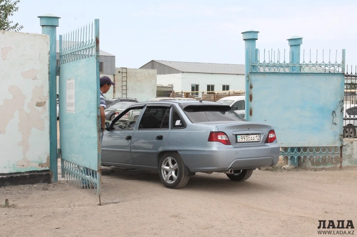 Автомобиль очередного должника водворен на штрафстоянку. Фото автора||news_pic_more|<!--TBegin--><a href="https://img.lada.kz/2015-06/1434532039_img_5228.jpg" onclick="return hs.expand(this)" ><img align="left" src="https://img.lada.kz/2015-06/thumbs/1434532039_img_5228.jpg" alt='Автомобили игнорирующих штрафы водителей массово водворяют на штрафстоянку в Актау' title='Автомобили игнорирующих штрафы водителей массово водворяют на штрафстоянку в Актау'  /></a><!--TEnd--><br /><!--TBegin--><a href="https://img.lada.kz/2015-06/1434531977_img_5232.jpg" onclick="return hs.expand(this)" ><img align="left" src="https://img.lada.kz/2015-06/thumbs/1434531977_img_5232.jpg" alt='Автомобили игнорирующих штрафы водителей массово водворяют на штрафстоянку в Актау' title='Автомобили игнорирующих штрафы водителей массово водворяют на штрафстоянку в Актау'  /></a><!--TEnd--><br /><!--TBegin--><a href="https://img.lada.kz/2015-06/1434532049_img_5241.jpg" onclick="return hs.expand(this)" ><img align="left" src="https://img.lada.kz/2015-06/thumbs/1434532049_img_5241.jpg" alt='Автомобили игнорирующих штрафы водителей массово водворяют на штрафстоянку в Актау' title='Автомобили игнорирующих штрафы водителей массово водворяют на штрафстоянку в Актау'  /></a><!--TEnd--><br /><!--TBegin--><a href="https://img.lada.kz/2015-06/1434531998_img_5256.jpg" onclick="return hs.expand(this)" ><img align="left" src="https://img.lada.kz/2015-06/thumbs/1434531998_img_5256.jpg" alt='Автомобили игнорирующих штрафы водителей массово водворяют на штрафстоянку в Актау' title='Автомобили игнорирующих штрафы водителей массово водворяют на штрафстоянку в Актау'  /></a><!--TEnd-->