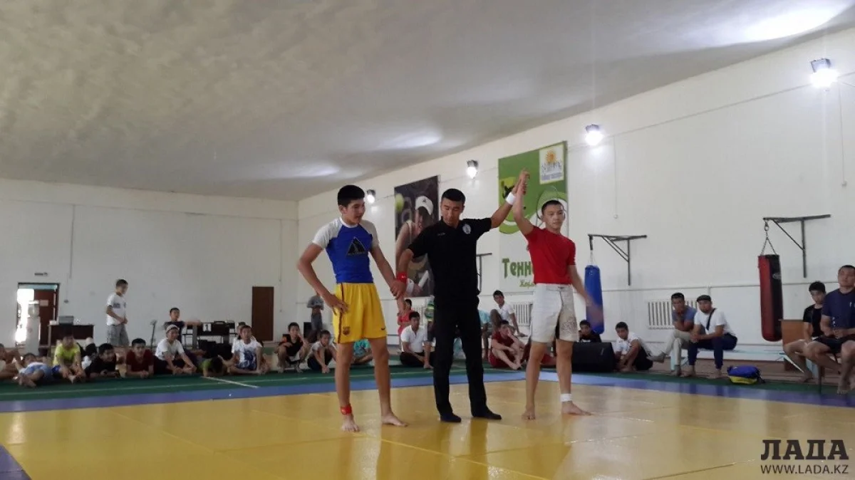 Серебряный призер Аманкос Алберген (справа). Фото предоставлено участниками турнира