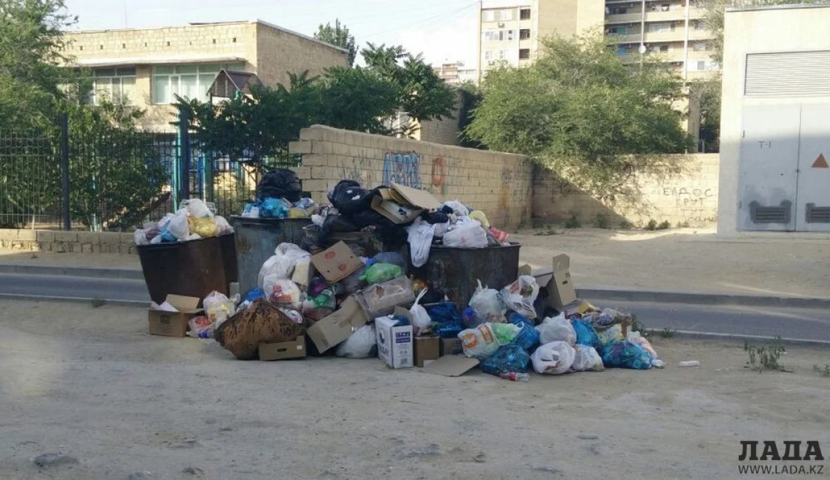 Переполненные мусором контейнеры в 9 микрорайоне.