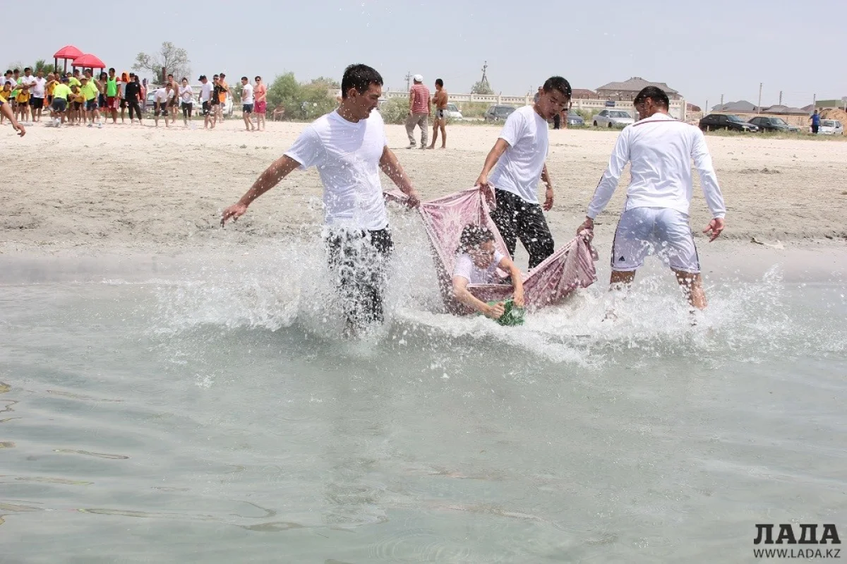 Команда, быстрее всех набравшая полное ведро, выигрывает конкурс. Фото Азамата Сарсенбаева||news_pic_more|<!--TBegin--><a href="https://img.lada.kz/2015-06/1434723344_img_7238.jpg" onclick="return hs.expand(this)" ><img align="left" src="https://img.lada.kz/2015-06/thumbs/1434723344_img_7238.jpg" alt='В ловкости и силе соревновались мангистауские полицейские накануне своего профессионального праздника' title='В ловкости и силе соревновались мангистауские полицейские накануне своего профессионального праздника'  /></a><!--TEnd--><br /><!--TBegin--><a href="https://img.lada.kz/2015-06/1434723363_img_7254.jpg" onclick="return hs.expand(this)" ><img align="left" src="https://img.lada.kz/2015-06/thumbs/1434723363_img_7254.jpg" alt='В ловкости и силе соревновались мангистауские полицейские накануне своего профессионального праздника' title='В ловкости и силе соревновались мангистауские полицейские накануне своего профессионального праздника'  /></a><!--TEnd--><br /><!--TBegin--><a href="https://img.lada.kz/2015-06/1434723391_img_7263.jpg" onclick="return hs.expand(this)" ><img align="left" src="https://img.lada.kz/2015-06/thumbs/1434723391_img_7263.jpg" alt='В ловкости и силе соревновались мангистауские полицейские накануне своего профессионального праздника' title='В ловкости и силе соревновались мангистауские полицейские накануне своего профессионального праздника'  /></a><!--TEnd--><br /><!--TBegin--><a href="https://img.lada.kz/2015-06/1434723346_img_7286.jpg" onclick="return hs.expand(this)" ><img align="left" src="https://img.lada.kz/2015-06/thumbs/1434723346_img_7286.jpg" alt='В ловкости и силе соревновались мангистауские полицейские накануне своего профессионального праздника' title='В ловкости и силе соревновались мангистауские полицейские накануне своего профессионального праздника'  /></a><!--TEnd--><br /><!--TBegin--><a href="https://img.lada.kz/2015-06/1434723397_img_7330.jpg" onclick="return hs.expand(this)" ><img align="left" src="https://img.lada.kz/2015-06/thumbs/1434723397_img_7330.jpg" alt='В ловкости и силе соревновались мангистауские полицейские накануне своего профессионального праздника' title='В ловкости и силе соревновались мангистауские полицейские накануне своего профессионального праздника'  /></a><!--TEnd--><br /><!--TBegin--><a href="https://img.lada.kz/2015-06/1434723409_img_7337.jpg" onclick="return hs.expand(this)" ><img align="left" src="https://img.lada.kz/2015-06/thumbs/1434723409_img_7337.jpg" alt='В ловкости и силе соревновались мангистауские полицейские накануне своего профессионального праздника' title='В ловкости и силе соревновались мангистауские полицейские накануне своего профессионального праздника'  /></a><!--TEnd--><br /><!--TBegin--><a href="https://img.lada.kz/2015-06/1434723422_img_7346.jpg" onclick="return hs.expand(this)" ><img align="left" src="https://img.lada.kz/2015-06/thumbs/1434723422_img_7346.jpg" alt='В ловкости и силе соревновались мангистауские полицейские накануне своего профессионального праздника' title='В ловкости и силе соревновались мангистауские полицейские накануне своего профессионального праздника'  /></a><!--TEnd--><br /><!--TBegin--><a href="https://img.lada.kz/2015-06/1434723492_img_7348.jpg" onclick="return hs.expand(this)" ><img align="left" src="https://img.lada.kz/2015-06/thumbs/1434723492_img_7348.jpg" alt='В ловкости и силе соревновались мангистауские полицейские накануне своего профессионального праздника' title='В ловкости и силе соревновались мангистауские полицейские накануне своего профессионального праздника'  /></a><!--TEnd-->
