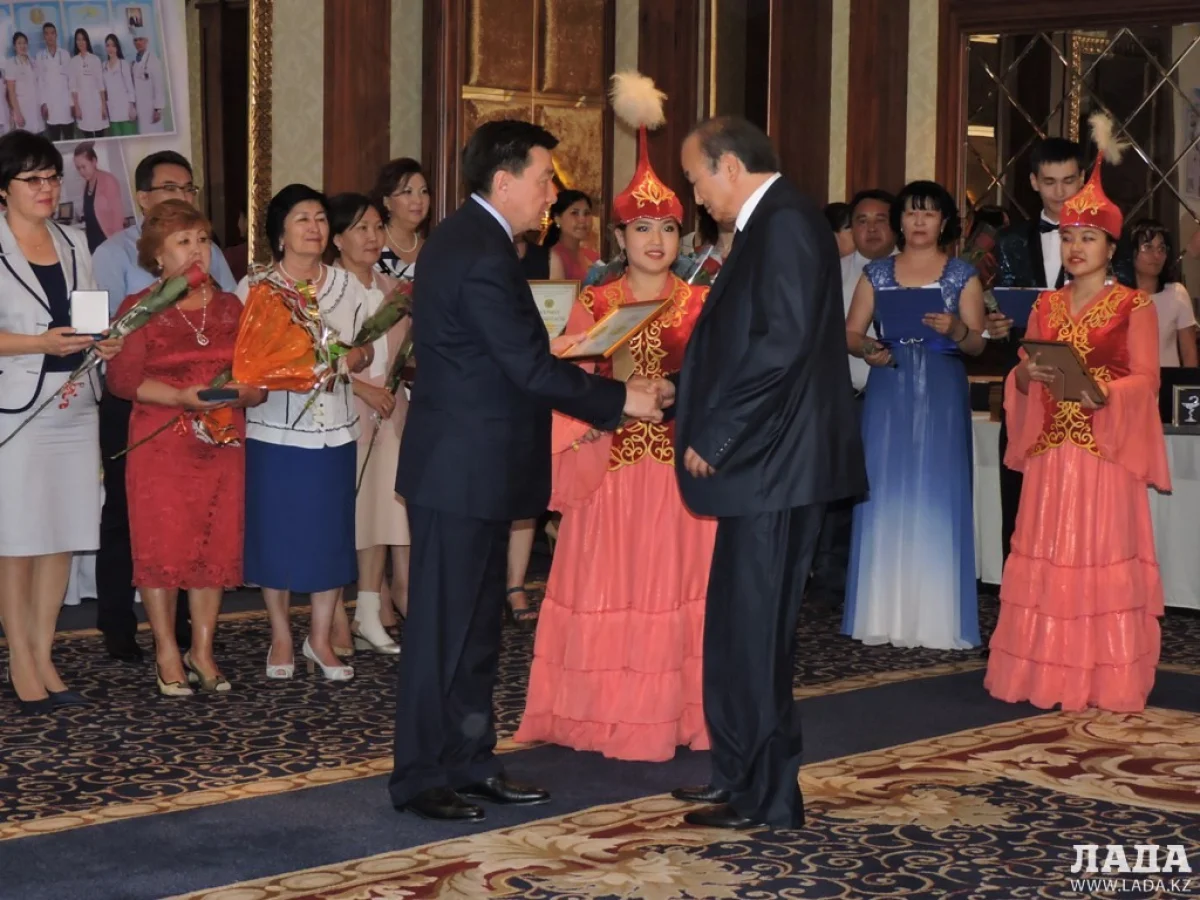 Аким области поздравил медработников. Фото автора