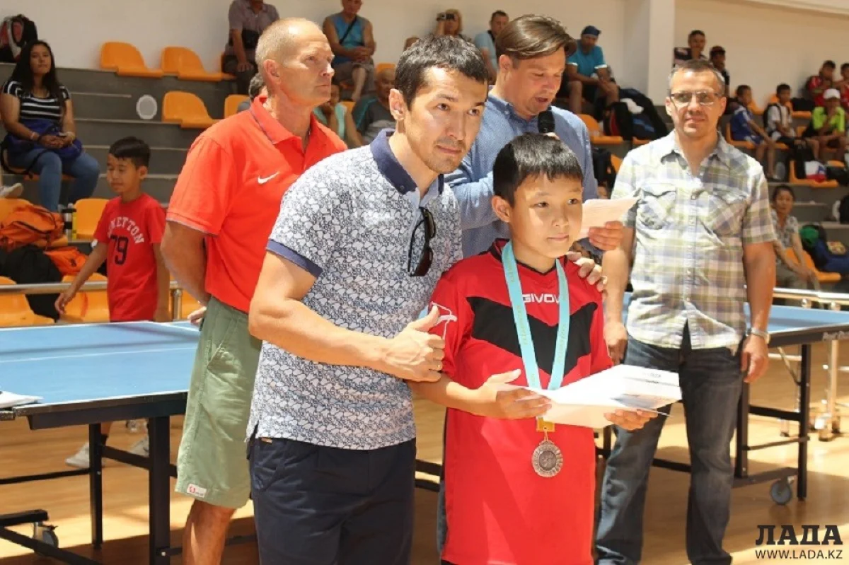 Заслуженный мастер спорта РК Динмухамбет Сулейменов вручил грамоту воспитаннику ФК &quot;Актау&quot; как перспективному футболисту. Фото автора||news_pic_more|<!--TBegin--><a href="https://img.lada.kz/2015-06/1434965262_img_5276.jpg" onclick="return hs.expand(this)" ><img align="left" src="https://img.lada.kz/2015-06/thumbs/1434965262_img_5276.jpg" alt='В Актау завершился международный турнир по футболу памяти тренера Георгия Воробьева' title='В Актау завершился международный турнир по футболу памяти тренера Георгия Воробьева'  /></a><!--TEnd--><br /><br /><!--TBegin--><a href="https://img.lada.kz/2015-06/1434965252_img_5286.jpg" onclick="return hs.expand(this)" ><img align="left" src="https://img.lada.kz/2015-06/thumbs/1434965252_img_5286.jpg" alt='В Актау завершился международный турнир по футболу памяти тренера Георгия Воробьева' title='В Актау завершился международный турнир по футболу памяти тренера Георгия Воробьева'  /></a><!--TEnd--><br /><!--TBegin--><a href="https://img.lada.kz/2015-06/1434965274_img_5290.jpg" onclick="return hs.expand(this)" ><img align="left" src="https://img.lada.kz/2015-06/thumbs/1434965274_img_5290.jpg" alt='В Актау завершился международный турнир по футболу памяти тренера Георгия Воробьева' title='В Актау завершился международный турнир по футболу памяти тренера Георгия Воробьева'  /></a><!--TEnd--><br /><!--TBegin--><a href="https://img.lada.kz/2015-06/1434965281_img_5313.jpg" onclick="return hs.expand(this)" ><img align="left" src="https://img.lada.kz/2015-06/thumbs/1434965281_img_5313.jpg" alt='В Актау завершился международный турнир по футболу памяти тренера Георгия Воробьева' title='В Актау завершился международный турнир по футболу памяти тренера Георгия Воробьева'  /></a><!--TEnd--><br /><!--TBegin--><a href="https://img.lada.kz/2015-06/1434965272_img_5316.jpg" onclick="return hs.expand(this)" ><img align="left" src="https://img.lada.kz/2015-06/thumbs/1434965272_img_5316.jpg" alt='В Актау завершился международный турнир по футболу памяти тренера Георгия Воробьева' title='В Актау завершился международный турнир по футболу памяти тренера Георгия Воробьева'  /></a><!--TEnd--><br /><!--TBegin--><a href="https://img.lada.kz/2015-06/1434965273_img_5321.jpg" onclick="return hs.expand(this)" ><img align="left" src="https://img.lada.kz/2015-06/thumbs/1434965273_img_5321.jpg" alt='В Актау завершился международный турнир по футболу памяти тренера Георгия Воробьева' title='В Актау завершился международный турнир по футболу памяти тренера Георгия Воробьева'  /></a><!--TEnd--><br /><!--TBegin--><a href="https://img.lada.kz/2015-06/1434965348_img_5330.jpg" onclick="return hs.expand(this)" ><img align="left" src="https://img.lada.kz/2015-06/thumbs/1434965348_img_5330.jpg" alt='В Актау завершился международный турнир по футболу памяти тренера Георгия Воробьева' title='В Актау завершился международный турнир по футболу памяти тренера Георгия Воробьева'  /></a><!--TEnd--><br /><!--TBegin--><a href="https://img.lada.kz/2015-06/1434965284_img_5339.jpg" onclick="return hs.expand(this)" ><img align="left" src="https://img.lada.kz/2015-06/thumbs/1434965284_img_5339.jpg" alt='В Актау завершился международный турнир по футболу памяти тренера Георгия Воробьева' title='В Актау завершился международный турнир по футболу памяти тренера Георгия Воробьева'  /></a><!--TEnd--><br /><!--TBegin--><a href="https://img.lada.kz/2015-06/1434965365_img_5340.jpg" onclick="return hs.expand(this)" ><img align="left" src="https://img.lada.kz/2015-06/thumbs/1434965365_img_5340.jpg" alt='В Актау завершился международный турнир по футболу памяти тренера Георгия Воробьева' title='В Актау завершился международный турнир по футболу памяти тренера Георгия Воробьева'  /></a><!--TEnd--><br /><!--TBegin--><a href="https://img.lada.kz/2015-06/1434965356_img_5348.jpg" onclick="return hs.expand(this)" ><img align="left" src="https://img.lada.kz/2015-06/thumbs/1434965356_img_5348.jpg" alt='В Актау завершился международный турнир по футболу памяти тренера Георгия Воробьева' title='В Актау завершился международный турнир по футболу памяти тренера Георгия Воробьева'  /></a><!--TEnd--><br /><!--TBegin--><a href="https://img.lada.kz/2015-06/1434965283_img_5359.jpg" onclick="return hs.expand(this)" ><img align="left" src="https://img.lada.kz/2015-06/thumbs/1434965283_img_5359.jpg" alt='В Актау завершился международный турнир по футболу памяти тренера Георгия Воробьева' title='В Актау завершился международный турнир по футболу памяти тренера Георгия Воробьева'  /></a><!--TEnd--><br /><!--TBegin--><a href="https://img.lada.kz/2015-06/1434965310_img_5367.jpg" onclick="return hs.expand(this)" ><img align="left" src="https://img.lada.kz/2015-06/thumbs/1434965310_img_5367.jpg" alt='В Актау завершился международный турнир по футболу памяти тренера Георгия Воробьева' title='В Актау завершился международный турнир по футболу памяти тренера Георгия Воробьева'  /></a><!--TEnd--><br /><!--TBegin--><a href="https://img.lada.kz/2015-06/1434965286_img_5370.jpg" onclick="return hs.expand(this)" ><img align="left" src="https://img.lada.kz/2015-06/thumbs/1434965286_img_5370.jpg" alt='В Актау завершился международный турнир по футболу памяти тренера Георгия Воробьева' title='В Актау завершился международный турнир по футболу памяти тренера Георгия Воробьева'  /></a><!--TEnd--><br /><!--TBegin--><a href="https://img.lada.kz/2015-06/1434965309_img_5372.jpg" onclick="return hs.expand(this)" ><img align="left" src="https://img.lada.kz/2015-06/thumbs/1434965309_img_5372.jpg" alt='В Актау завершился международный турнир по футболу памяти тренера Георгия Воробьева' title='В Актау завершился международный турнир по футболу памяти тренера Георгия Воробьева'  /></a><!--TEnd--><br /><!--TBegin--><a href="https://img.lada.kz/2015-06/1434965341_img_5374.jpg" onclick="return hs.expand(this)" ><img align="left" src="https://img.lada.kz/2015-06/thumbs/1434965341_img_5374.jpg" alt='В Актау завершился международный турнир по футболу памяти тренера Георгия Воробьева' title='В Актау завершился международный турнир по футболу памяти тренера Георгия Воробьева'  /></a><!--TEnd--><br /><!--TBegin--><a href="https://img.lada.kz/2015-06/1434965361_img_5378.jpg" onclick="return hs.expand(this)" ><img align="left" src="https://img.lada.kz/2015-06/thumbs/1434965361_img_5378.jpg" alt='В Актау завершился международный турнир по футболу памяти тренера Георгия Воробьева' title='В Актау завершился международный турнир по футболу памяти тренера Георгия Воробьева'  /></a><!--TEnd--><br /><!--TBegin--><a href="https://img.lada.kz/2015-06/1434965393_img_5384.jpg" onclick="return hs.expand(this)" ><img align="left" src="https://img.lada.kz/2015-06/thumbs/1434965393_img_5384.jpg" alt='В Актау завершился международный турнир по футболу памяти тренера Георгия Воробьева' title='В Актау завершился международный турнир по футболу памяти тренера Георгия Воробьева'  /></a><!--TEnd--><br /><!--TBegin--><a href="https://img.lada.kz/2015-06/1434965358_img_5385.jpg" onclick="return hs.expand(this)" ><img align="left" src="https://img.lada.kz/2015-06/thumbs/1434965358_img_5385.jpg" alt='В Актау завершился международный турнир по футболу памяти тренера Георгия Воробьева' title='В Актау завершился международный турнир по футболу памяти тренера Георгия Воробьева'  /></a><!--TEnd--><br /><!--TBegin--><a href="https://img.lada.kz/2015-06/1434965389_img_5386.jpg" onclick="return hs.expand(this)" ><img align="left" src="https://img.lada.kz/2015-06/thumbs/1434965389_img_5386.jpg" alt='В Актау завершился международный турнир по футболу памяти тренера Георгия Воробьева' title='В Актау завершился международный турнир по футболу памяти тренера Георгия Воробьева'  /></a><!--TEnd--><br /><!--TBegin--><a href="https://img.lada.kz/2015-06/1434965339_img_5393.jpg" onclick="return hs.expand(this)" ><img align="left" src="https://img.lada.kz/2015-06/thumbs/1434965339_img_5393.jpg" alt='В Актау завершился международный турнир по футболу памяти тренера Георгия Воробьева' title='В Актау завершился международный турнир по футболу памяти тренера Георгия Воробьева'  /></a><!--TEnd--><br /><!--TBegin--><a href="https://img.lada.kz/2015-06/1434965369_img_5395.jpg" onclick="return hs.expand(this)" ><img align="left" src="https://img.lada.kz/2015-06/thumbs/1434965369_img_5395.jpg" alt='В Актау завершился международный турнир по футболу памяти тренера Георгия Воробьева' title='В Актау завершился международный турнир по футболу памяти тренера Георгия Воробьева'  /></a><!--TEnd--><br /><!--TBegin--><a href="https://img.lada.kz/2015-06/1434965392_img_5396.jpg" onclick="return hs.expand(this)" ><img align="left" src="https://img.lada.kz/2015-06/thumbs/1434965392_img_5396.jpg" alt='В Актау завершился международный турнир по футболу памяти тренера Георгия Воробьева' title='В Актау завершился международный турнир по футболу памяти тренера Георгия Воробьева'  /></a><!--TEnd--><br /><!--TBegin--><a href="https://img.lada.kz/2015-06/1434965339_img_5398.jpg" onclick="return hs.expand(this)" ><img align="left" src="https://img.lada.kz/2015-06/thumbs/1434965339_img_5398.jpg" alt='В Актау завершился международный турнир по футболу памяти тренера Георгия Воробьева' title='В Актау завершился международный турнир по футболу памяти тренера Георгия Воробьева'  /></a><!--TEnd--><br /><!--TBegin--><a href="https://img.lada.kz/2015-06/1434965330_img_5399.jpg" onclick="return hs.expand(this)" ><img align="left" src="https://img.lada.kz/2015-06/thumbs/1434965330_img_5399.jpg" alt='В Актау завершился международный турнир по футболу памяти тренера Георгия Воробьева' title='В Актау завершился международный турнир по футболу памяти тренера Георгия Воробьева'  /></a><!--TEnd--><br /><!--TBegin--><a href="https://img.lada.kz/2015-06/1434965405_img_5401.jpg" onclick="return hs.expand(this)" ><img align="left" src="https://img.lada.kz/2015-06/thumbs/1434965405_img_5401.jpg" alt='В Актау завершился международный турнир по футболу памяти тренера Георгия Воробьева' title='В Актау завершился международный турнир по футболу памяти тренера Георгия Воробьева'  /></a><!--TEnd--><br /><!--TBegin--><a href="https://img.lada.kz/2015-06/1434965320_img_5405.jpg" onclick="return hs.expand(this)" ><img align="left" src="https://img.lada.kz/2015-06/thumbs/1434965320_img_5405.jpg" alt='В Актау завершился международный турнир по футболу памяти тренера Георгия Воробьева' title='В Актау завершился международный турнир по футболу памяти тренера Георгия Воробьева'  /></a><!--TEnd--><br /><!--TBegin--><a href="https://img.lada.kz/2015-06/1434965403_img_5410.jpg" onclick="return hs.expand(this)" ><img align="left" src="https://img.lada.kz/2015-06/thumbs/1434965403_img_5410.jpg" alt='В Актау завершился международный турнир по футболу памяти тренера Георгия Воробьева' title='В Актау завершился международный турнир по футболу памяти тренера Георгия Воробьева'  /></a><!--TEnd--><br /><!--TBegin--><a href="https://img.lada.kz/2015-06/1434965337_img_5413.jpg" onclick="return hs.expand(this)" ><img align="left" src="https://img.lada.kz/2015-06/thumbs/1434965337_img_5413.jpg" alt='В Актау завершился международный турнир по футболу памяти тренера Георгия Воробьева' title='В Актау завершился международный турнир по футболу памяти тренера Георгия Воробьева'  /></a><!--TEnd--><br /><!--TBegin--><a href="https://img.lada.kz/2015-06/1434965309_5555.jpg" onclick="return hs.expand(this)" ><img align="left" src="https://img.lada.kz/2015-06/thumbs/1434965309_5555.jpg" alt='В Актау завершился международный турнир по футболу памяти тренера Георгия Воробьева' title='В Актау завершился международный турнир по футболу памяти тренера Георгия Воробьева'  /></a><!--TEnd-->