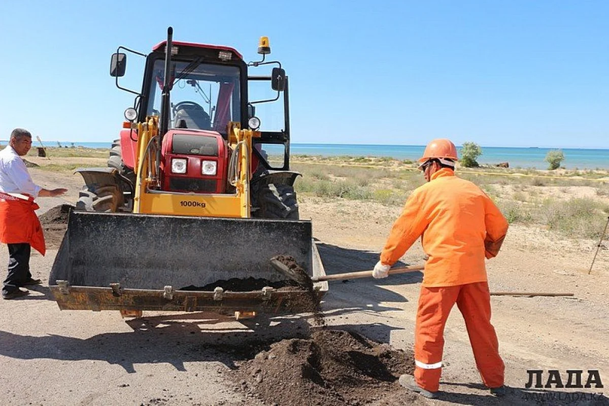 Сотрудники «Кала жолдары» за работой. Фото из архива «Лады»