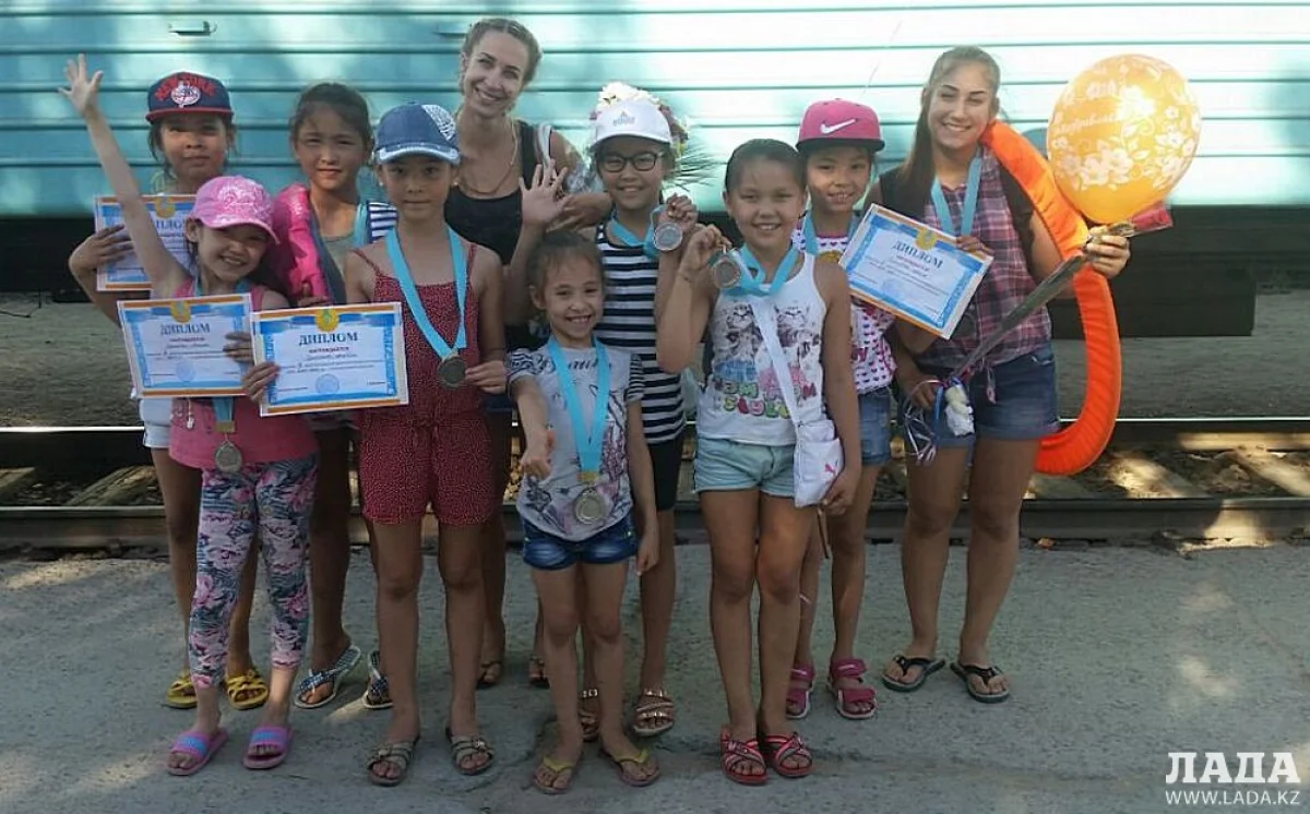 Тренер Оксана Позднякова со своими воспитанницами. Фото предоставлено участниками соревнований