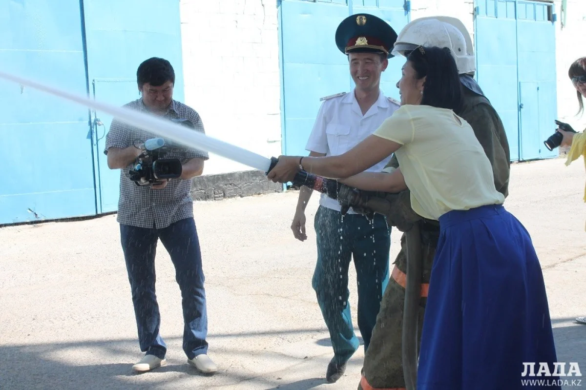 Поднять рукав журналистке удалось только с помощью пожарного. Фото автора||news_pic_more|<!--TBegin--><a href="https://img.lada.kz/2015-06/1435412602_img_5559.jpg" onclick="return hs.expand(this)" ><img align="left" src="https://img.lada.kz/2015-06/thumbs/1435412602_img_5559.jpg" alt='Актауские журналисты на два часа стали пожарными' title='Актауские журналисты на два часа стали пожарными'  /></a><!--TEnd--><br /><!--TBegin--><a href="https://img.lada.kz/2015-06/1435412654_img_5561.jpg" onclick="return hs.expand(this)" ><img align="left" src="https://img.lada.kz/2015-06/thumbs/1435412654_img_5561.jpg" alt='Актауские журналисты на два часа стали пожарными' title='Актауские журналисты на два часа стали пожарными'  /></a><!--TEnd--><br /><!--TBegin--><a href="https://img.lada.kz/2015-06/1435412591_img_5564.jpg" onclick="return hs.expand(this)" ><img align="left" src="https://img.lada.kz/2015-06/thumbs/1435412591_img_5564.jpg" alt='Актауские журналисты на два часа стали пожарными' title='Актауские журналисты на два часа стали пожарными'  /></a><!--TEnd--><br /><!--TBegin--><a href="https://img.lada.kz/2015-06/1435412606_img_5568.jpg" onclick="return hs.expand(this)" ><img align="left" src="https://img.lada.kz/2015-06/thumbs/1435412606_img_5568.jpg" alt='Актауские журналисты на два часа стали пожарными' title='Актауские журналисты на два часа стали пожарными'  /></a><!--TEnd--><br /><!--TBegin--><a href="https://img.lada.kz/2015-06/1435412602_img_5584.jpg" onclick="return hs.expand(this)" ><img align="left" src="https://img.lada.kz/2015-06/thumbs/1435412602_img_5584.jpg" alt='Актауские журналисты на два часа стали пожарными' title='Актауские журналисты на два часа стали пожарными'  /></a><!--TEnd--><br /><!--TBegin--><a href="https://img.lada.kz/2015-06/1435412580_img_5589.jpg" onclick="return hs.expand(this)" ><img align="left" src="https://img.lada.kz/2015-06/thumbs/1435412580_img_5589.jpg" alt='Актауские журналисты на два часа стали пожарными' title='Актауские журналисты на два часа стали пожарными'  /></a><!--TEnd--><br /><!--TBegin--><a href="https://img.lada.kz/2015-06/1435412601_img_7494.jpg" onclick="return hs.expand(this)" ><img align="left" src="https://img.lada.kz/2015-06/thumbs/1435412601_img_7494.jpg" alt='Актауские журналисты на два часа стали пожарными' title='Актауские журналисты на два часа стали пожарными'  /></a><!--TEnd--><br /><!--TBegin--><a href="https://img.lada.kz/2015-06/1435412607_img_7496.jpg" onclick="return hs.expand(this)" ><img align="left" src="https://img.lada.kz/2015-06/thumbs/1435412607_img_7496.jpg" alt='Актауские журналисты на два часа стали пожарными' title='Актауские журналисты на два часа стали пожарными'  /></a><!--TEnd--><br /><!--TBegin--><a href="https://img.lada.kz/2015-06/1435412601_img_7630.jpg" onclick="return hs.expand(this)" ><img align="left" src="https://img.lada.kz/2015-06/thumbs/1435412601_img_7630.jpg" alt='Актауские журналисты на два часа стали пожарными' title='Актауские журналисты на два часа стали пожарными'  /></a><!--TEnd-->