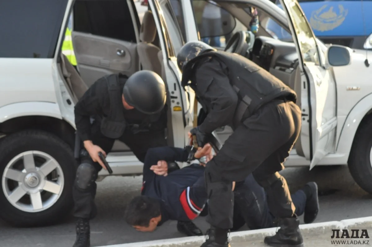 Спецназовцы задерживают наркодилера. Фото Азамата Сарсембаева||news_pic_more|<!--TBegin--><a href="https://img.lada.kz/2015-06/1435650538_dsc_0006.jpg" onclick="return hs.expand(this)" ><img align="left" src="https://img.lada.kz/2015-06/thumbs/1435650538_dsc_0006.jpg" alt='В Актау отметили День борьбы с наркотиками' title='В Актау отметили День борьбы с наркотиками'  /></a><!--TEnd--><br /><!--TBegin--><a href="https://img.lada.kz/2015-06/1435650495_dsc_0020.jpg" onclick="return hs.expand(this)" ><img align="left" src="https://img.lada.kz/2015-06/thumbs/1435650495_dsc_0020.jpg" alt='В Актау отметили День борьбы с наркотиками' title='В Актау отметили День борьбы с наркотиками'  /></a><!--TEnd--><br /><!--TBegin--><a href="https://img.lada.kz/2015-06/1435650516_dsc_0049.jpg" onclick="return hs.expand(this)" ><img align="left" src="https://img.lada.kz/2015-06/thumbs/1435650516_dsc_0049.jpg" alt='В Актау отметили День борьбы с наркотиками' title='В Актау отметили День борьбы с наркотиками'  /></a><!--TEnd--><br /><!--TBegin--><a href="https://img.lada.kz/2015-06/1435650489_dsc_0053.jpg" onclick="return hs.expand(this)" ><img align="left" src="https://img.lada.kz/2015-06/thumbs/1435650489_dsc_0053.jpg" alt='В Актау отметили День борьбы с наркотиками' title='В Актау отметили День борьбы с наркотиками'  /></a><!--TEnd--><br /><!--TBegin--><a href="https://img.lada.kz/2015-06/1435650544_dsc_0058.jpg" onclick="return hs.expand(this)" ><img align="left" src="https://img.lada.kz/2015-06/thumbs/1435650544_dsc_0058.jpg" alt='В Актау отметили День борьбы с наркотиками' title='В Актау отметили День борьбы с наркотиками'  /></a><!--TEnd--><br /><!--TBegin--><a href="https://img.lada.kz/2015-06/1435650497_dsc_0089.jpg" onclick="return hs.expand(this)" ><img align="left" src="https://img.lada.kz/2015-06/thumbs/1435650497_dsc_0089.jpg" alt='В Актау отметили День борьбы с наркотиками' title='В Актау отметили День борьбы с наркотиками'  /></a><!--TEnd--><br /><!--TBegin--><a href="https://img.lada.kz/2015-06/1435650553_dsc_0100.jpg" onclick="return hs.expand(this)" ><img align="left" src="https://img.lada.kz/2015-06/thumbs/1435650553_dsc_0100.jpg" alt='В Актау отметили День борьбы с наркотиками' title='В Актау отметили День борьбы с наркотиками'  /></a><!--TEnd--><br /><!--TBegin--><a href="https://img.lada.kz/2015-06/1435650553_dsc_0127.jpg" onclick="return hs.expand(this)" ><img align="left" src="https://img.lada.kz/2015-06/thumbs/1435650553_dsc_0127.jpg" alt='В Актау отметили День борьбы с наркотиками' title='В Актау отметили День борьбы с наркотиками'  /></a><!--TEnd-->