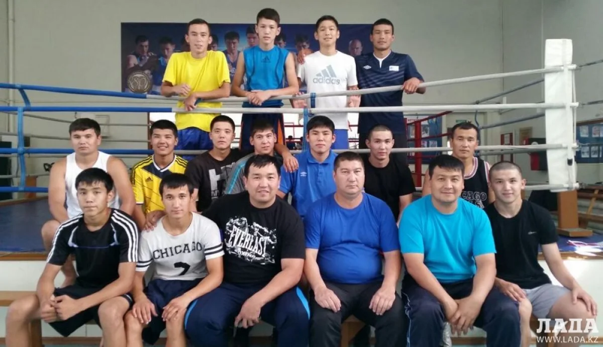 Мангистауские спортсмены с тренерами. Фото предоставлено пресс-службой Федерации бокса Мангистауской области