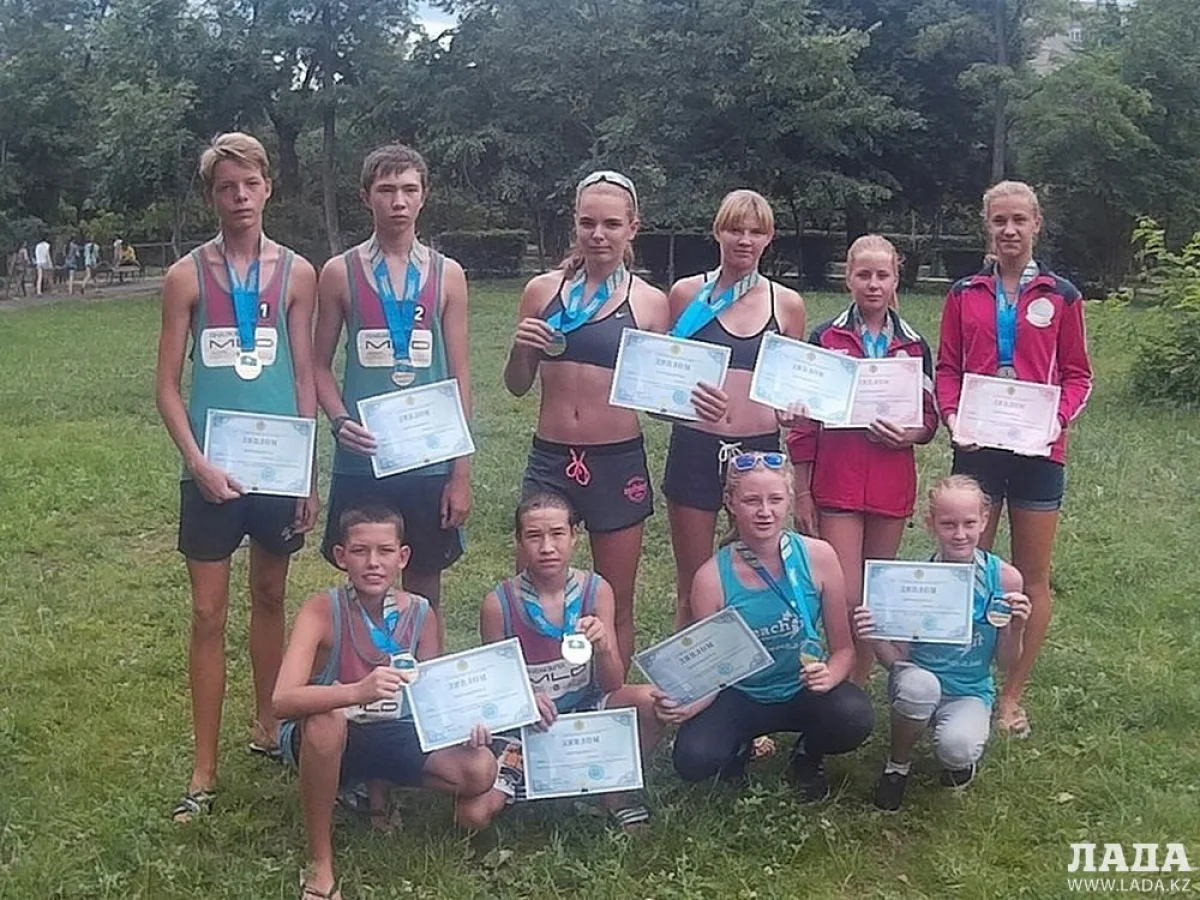 Победители турнира- воспитанники волейбольного клуба «Каспий». Фото предоставлено участниками соревнований